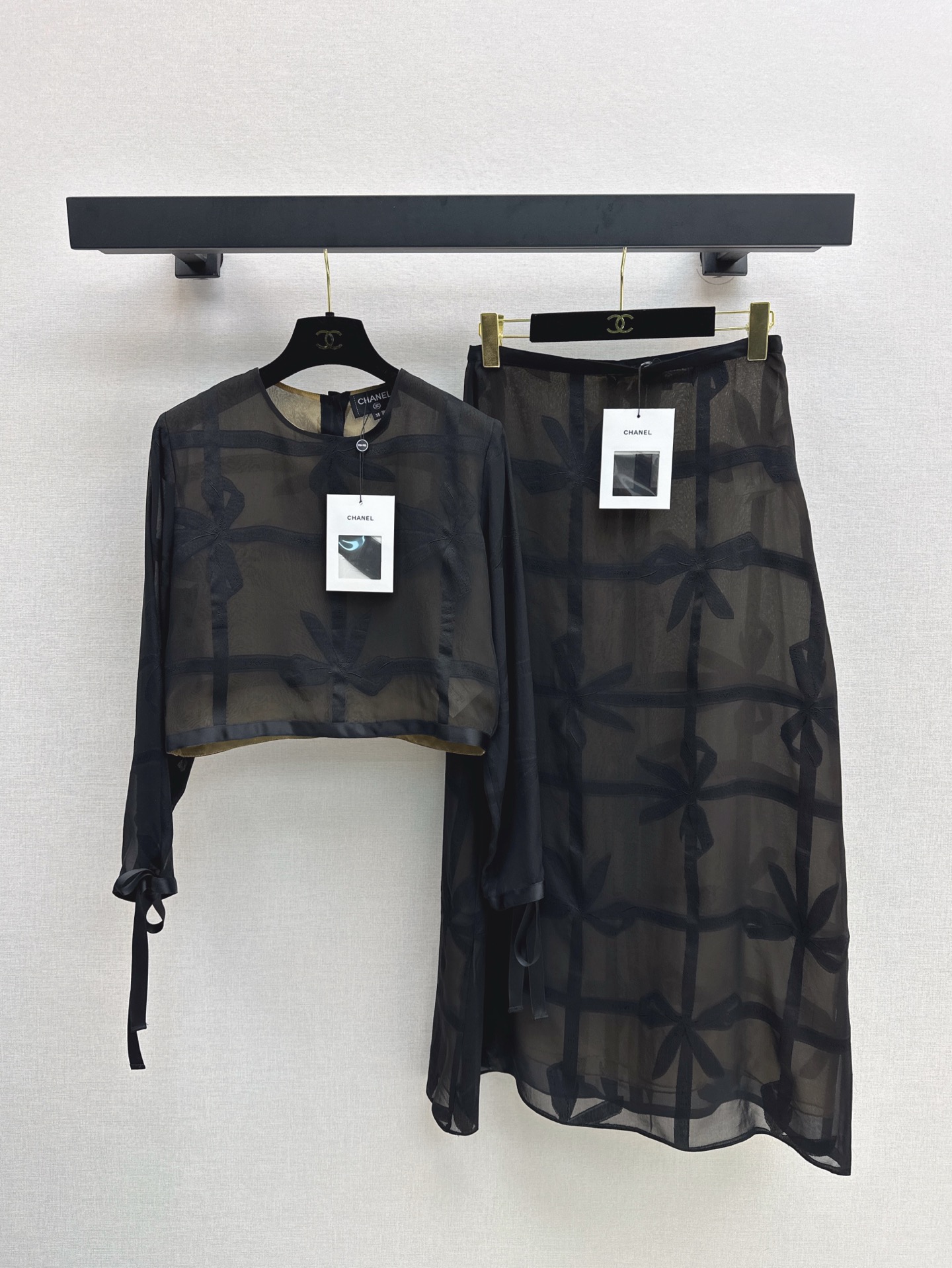 NO:321508,C home 25Ss—————The latest spring and summer show-show silk round-neck shirt   long skirt 100% mulberry silk material, light texture, special craftsmanship, large plaid and positioning bows printed on the outer layer, slight perspective adds a sexy charm atmosphere, thin straps on the cuffs tie into bows to form a response, the brand style is immediately highlighted, the design is more refined, matched with long skirts in the same series, the thin waist seal divides the upper and lower proportions, highlights the waistline, design is matched up and down, and it is easy to wear with elegance and aura. Complete sets of fashionable and fashionable, and they look good when they are separated. One color is developed. SML tops are sold in stock, 99450400 skirts, chanel, skirts, shirts, real silk, alexander wang19860909C家 25Ss————春夏最新走秀同款套装真丝圆领衬衫 半身长裙 百分百桑蚕丝材质 质地轻薄 通体特殊工艺外层印有大格纹和定位蝴蝶结 微微透视增添性感魅力氛围 袖口细带系成蝴蝶结形成呼应 品牌格调立马凸显 设计更显精致 搭配同系列长半裙 细腰封划分上下比例 突出腰线 设计上下配套 轻松穿出优雅和气场 成套时髦洋气 分开搭配也好看 一色分开发 现货发售sml 上衣99450400 半裙99450400,,chanel,skirts,shirts,real silk,alexander wang,Women's clothing