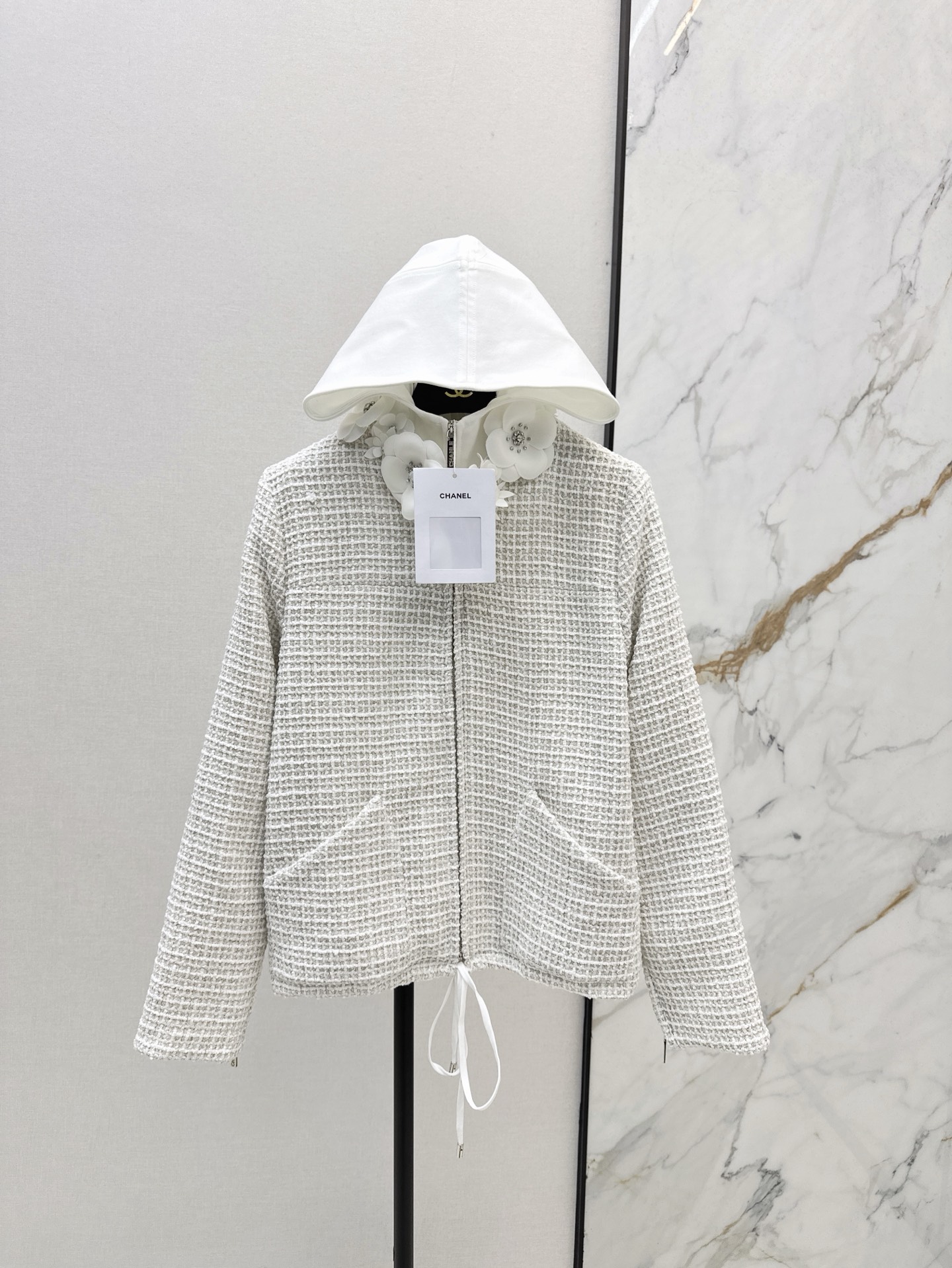 NO:321499,C Home 25Ss————————The latest heavy-duty spliced ​​hooded coarse-spoke jacket imported in early spring, with obvious texture and superior texture. Light-colored coarse wool fabric creates a famous style of Xiangjia celebrity style. Round neck straight shoulder style. Three-dimensional camellia decoration. Casual details and elegant atmosphere. The woven texture is obvious. It shows luxury and temperament. Rich details. Ready-to-wear clothes make the texture the ultimate. The first choice for fashionable and exquisite outfits in all seasons. Sm, chanel, chanel, jackets & coats, hats, alexander wang19860909C家 25Ss—————早春最新款重工拼接连帽粗纺外套进口毛呢粗纺材质 肌理明显 质感上乘 浅色粗花毛呢面料打造香家名媛风典范 圆领正肩版型 环脖立体山茶花装饰 休闲感细节与优雅气息碰撞 编织肌理感明显 尽显奢华又不失气质 丰富细节 成衣将质感做到极致 四季时髦精穿搭首选 一色现货发售sm,,chanel,chanel,jackets & coats,hats,alexander wang,Women's clothing