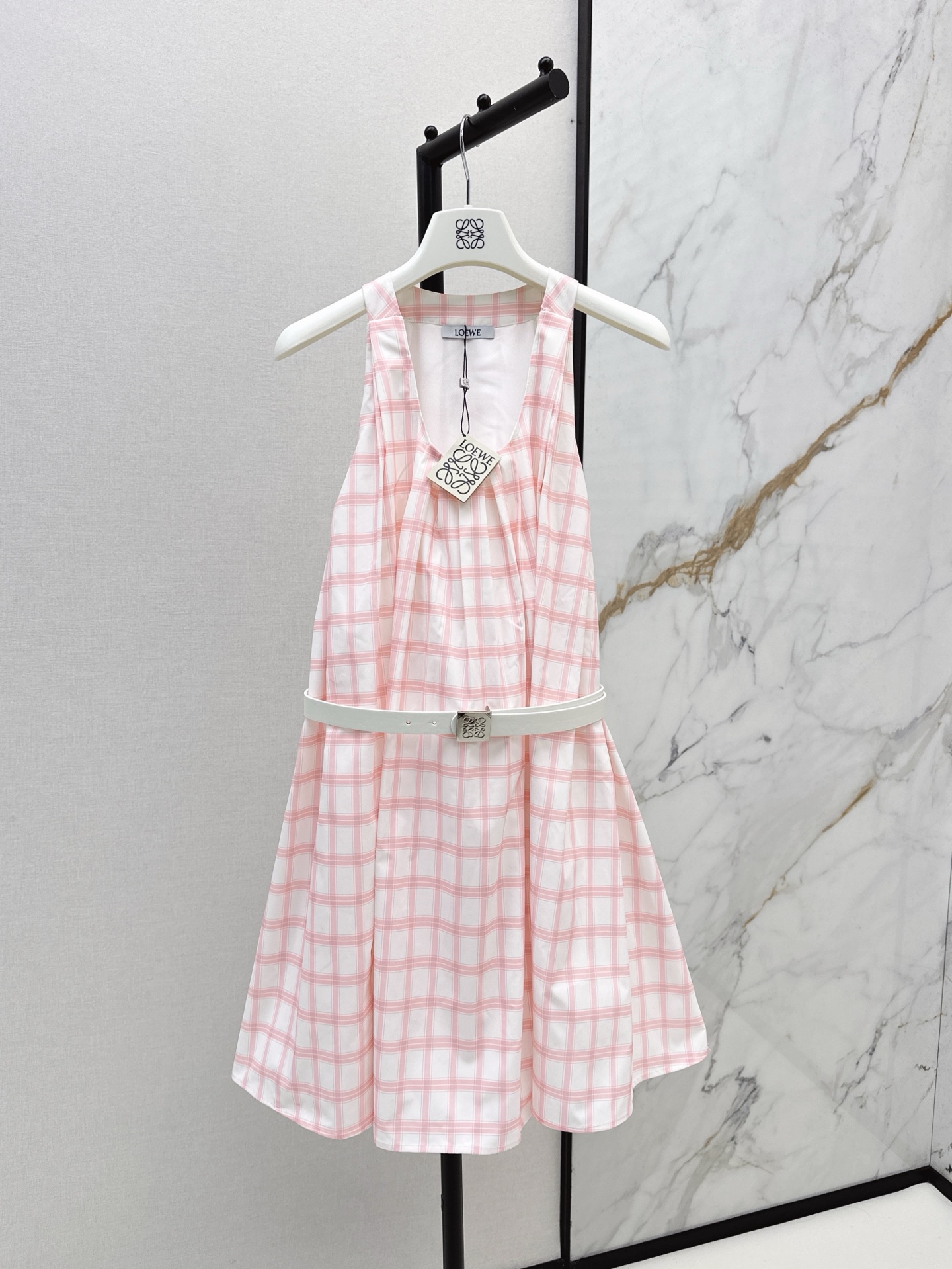 NO:321493,Loe 25Ss————The latest spring and summer belt plaid suspender dress imported from twill thick material, high-quality texture, comfortable and delicate suspender vest dress tailored, red and white plaid, vest suspender is used as shoulder-cut treatment, modify the shoulder and neck lines to make it look more slender, A-line skirt hem is loose and comfortable, easy to put on and take off, belt blends blessing, regular straight-tube style, elegant and retro upper body, essential for casual commuting, one-color spot sml 9,,loewe, skirts, alexander wang19860909Loe 25Ss————春夏最新款腰带格纹吊带连衣裙进口斜纹稠材质 质感高级 舒适细腻 吊带背心连衣裙剪裁 通体以红白格纹打底 背心吊带作挖肩处理 修饰肩颈线条更显纤细 A字裙摆宽松舒适 便于穿脱 腰带融入加持 常规直筒版型 上身优雅复古 休闲通勤必备 一色现货发售sml 9,,loewe,skirts,alexander wang,Women's clothing