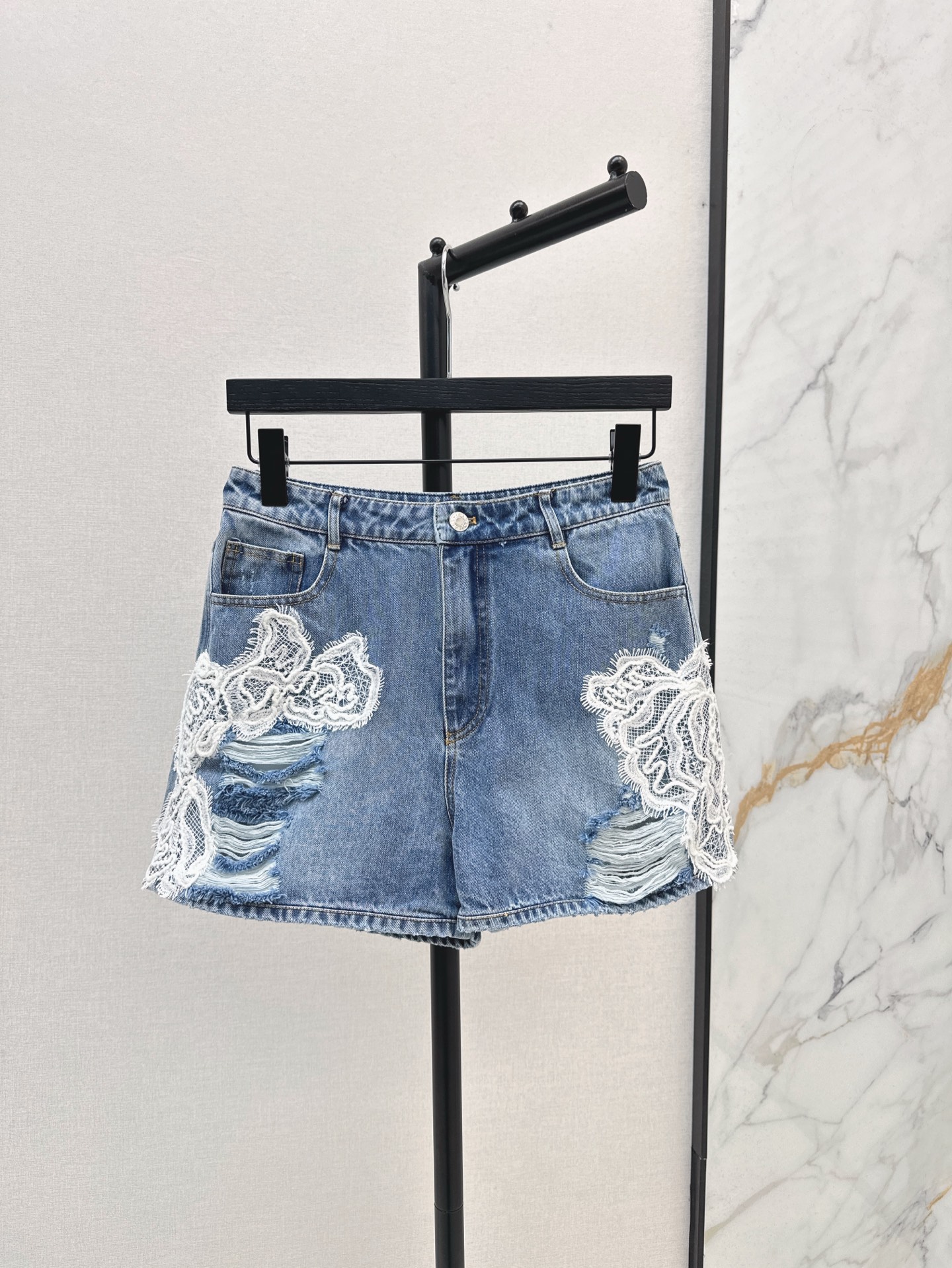 NO:321498,Es 25Ss————The latest spring and summer heavy craft lace splicing denim shorts super heavy craftsmanship handmade lace decal craftsmanship romantic three-dimensional flower-cut embroidered denim shorts original heavy craftsmanship custom pure hand-positioned lace decal styling must-have items unlock all outfits One color spot sml, shorts, alexander wang19860909Es 25Ss————春夏最新款重工艺蕾丝拼接牛仔短裤 超重磅手工蕾丝贴花工艺 浪漫立体剪花刺绣牛仔短裤 原版重工艺定制纯手工定位蕾丝贴花拼接 时髦精必备单品解锁所有穿搭 一色现货发售sml,,shorts,alexander wang,Women's clothing