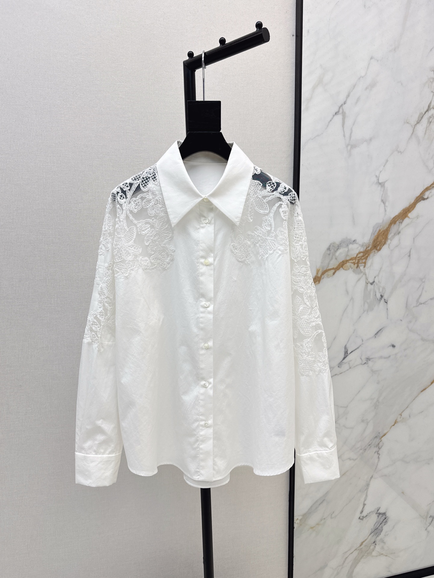 NO:321504,Es 25Ss————The latest spring and summer heavy craft lace splicing shirt Super heavy craftsmanship lace decals Romantic three-dimensional flower-cut embroidery shirt Original heavy craftsmanship custom pure hand-positioned lace decals splicing Fashionable essential items unlock all outfits One color spot sml 9,,shirts,alexander wang19860909Es 25Ss————春夏最新款重工艺蕾丝拼接衬衫 超重磅手工蕾丝贴花工艺 浪漫立体剪花刺绣衬衫 原版重工艺定制纯手工定位蕾丝贴花拼接 时髦精必备单品解锁所有穿搭 一色现货发售sml 9,,shirts,alexander wang,Women's clothing