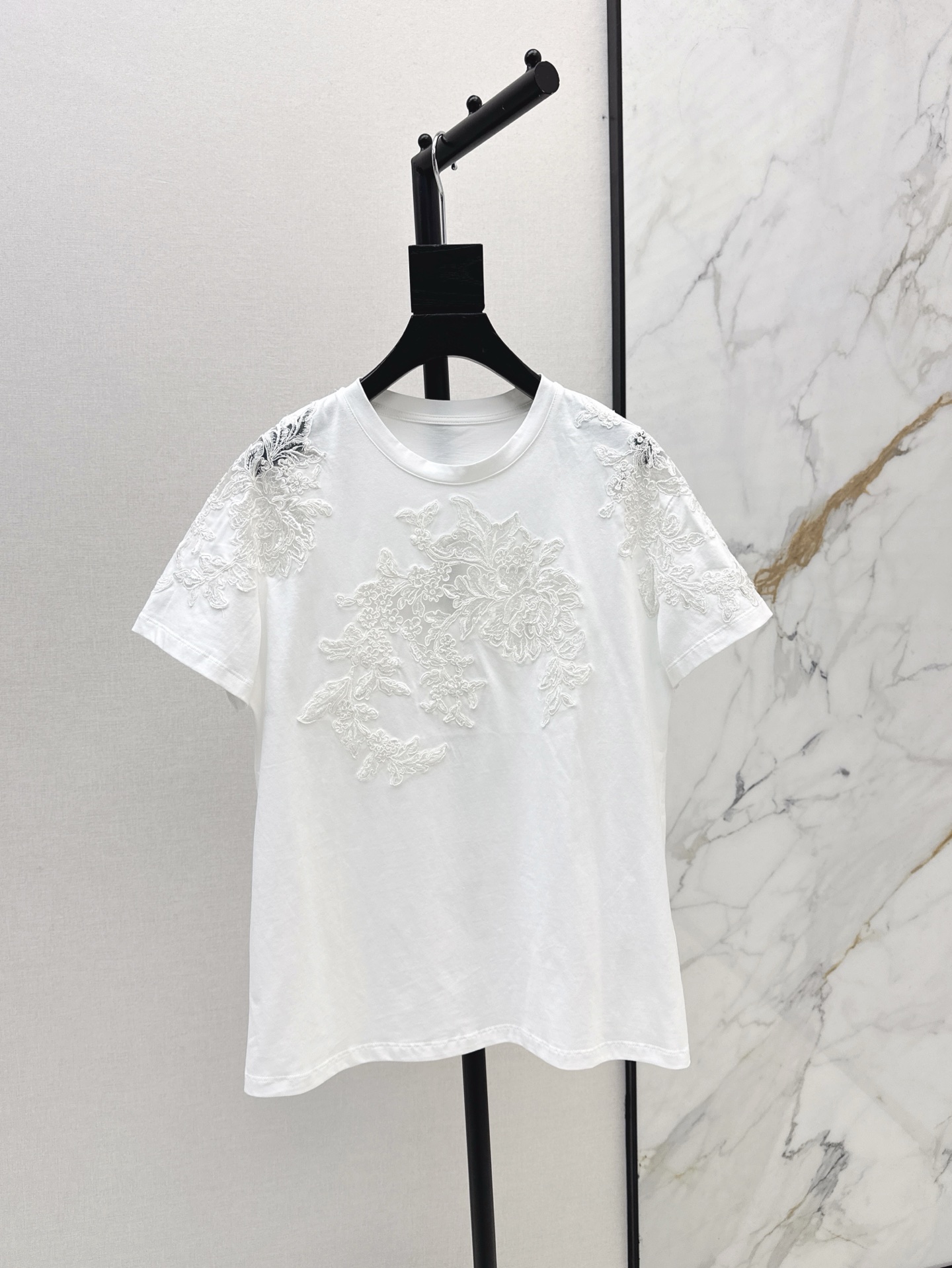 NO:321489,ES 25Ss————The latest heavy-duty water-soluble flower short-sleeved T-shirt in spring and summer. The texture of the fabric is faintly visible and makes the texture more sexy and gorgeous. The large body is versatile and versatile. The regular styles are layered to create the effect of skirts. The fashion gameplay is more diverse. Easy to adapt to other items. Daily casual commuting is good. Two colors are available for sale in stock. SMS, skirts, T-shirt, tees, t-shirt, alexander wang.19860909ES 25Ss————春夏最新款重工水溶花短袖T恤 面料若隐若现的质感更显性感华丽 大身素色百搭不挑人 常规款式叠穿出裙装效果 时尚玩法更多样化 轻松适配其他单品 日常休闲通勤都好看 两色现货发售sm,,skirts,T-shirt,tees，t-shirt,alexander wang,Women's clothing