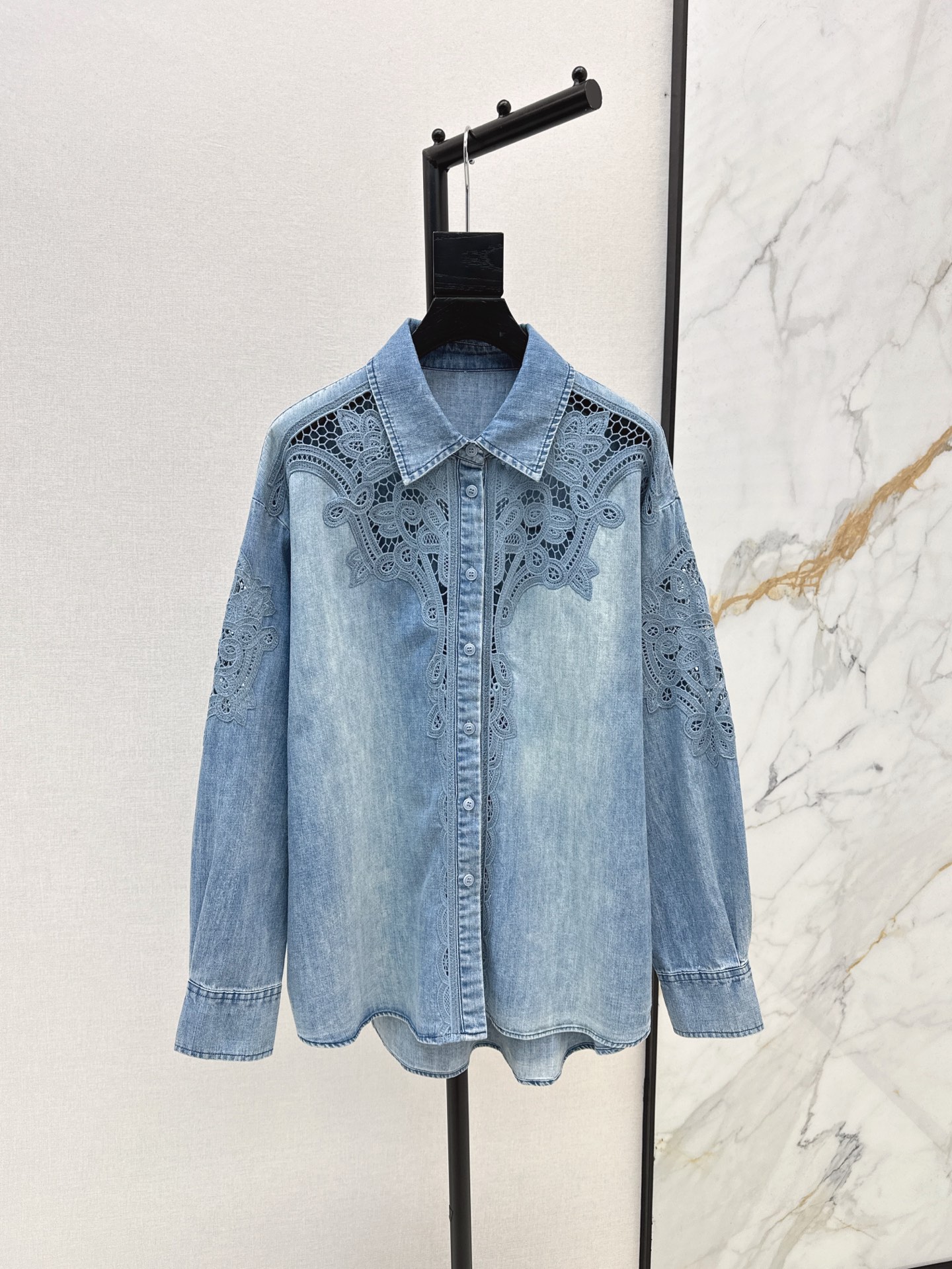 NO:321511,Es 25Ss————The latest spring and summer heavy craftsmanship lace splicing denim shirt super heavy craftsmanship handmade lace decal craftsmanship Romantic three-dimensional flower-cutting embroidery shirt Original heavy craftsmanship custom pure hand-positioned lace decal smsml, fashionable essentials unlock all outfits One color spot sml 99,,shirts,alexander wang19860909Es 25Ss————春夏最新款重工艺蕾丝拼接牛仔衬衫超重磅手工蕾丝贴花工艺 浪漫立体剪花刺绣衬衫 原版重工艺定制纯手工定位蕾丝贴花拼接 时髦精必备单品解锁所有穿搭 一色现货发售sml 99,,shirts,alexander wang,Women's clothing