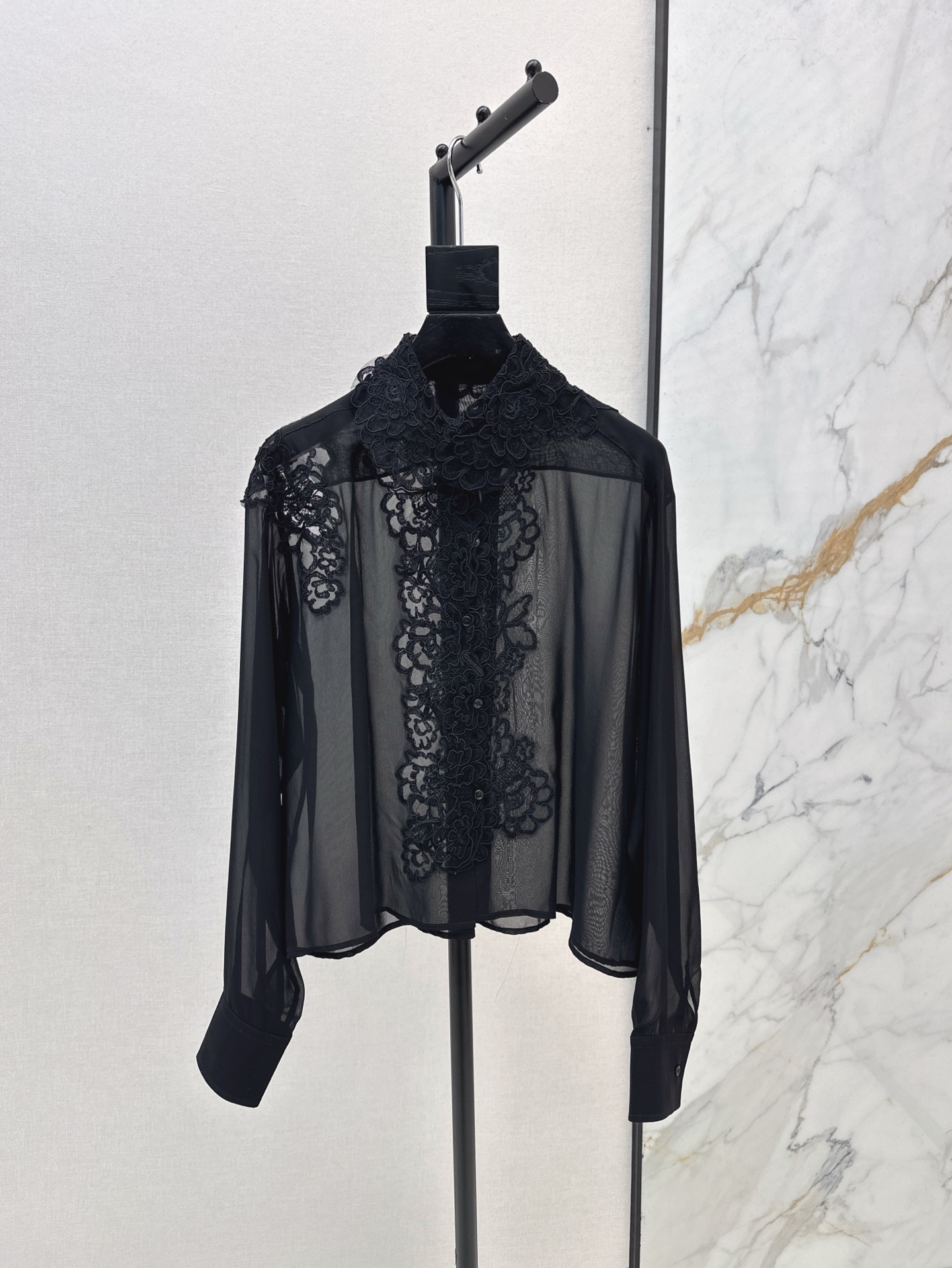 NO:321516,ES 25Ss—————The latest heavy silk splicing shirt in spring and summer, high-version of 100% silk fabric, the upper body is thin, comfortable and breathable, super soft, the chest embroidery pattern is made of lace as the bottom net, and it is perfectly integrated with multiple embroidery embellishments. The fine and clever upper body is more elegant and intellectual. Two colors are on sale in stock. 9,, real silk, alexander wang19860909ES 25Ss————春夏最新款重磅真丝拼接衬衣高版出品 采用百分百真丝面料 上身轻薄舒适又透气 超级柔软 胸前刺绣图案以蕾丝为底网 加以多重刺绣点缀完美融合 精细巧妙 微透视上身更显优雅知性 两色现货发售sml 9,,real silk,alexander wang,Women's clothing