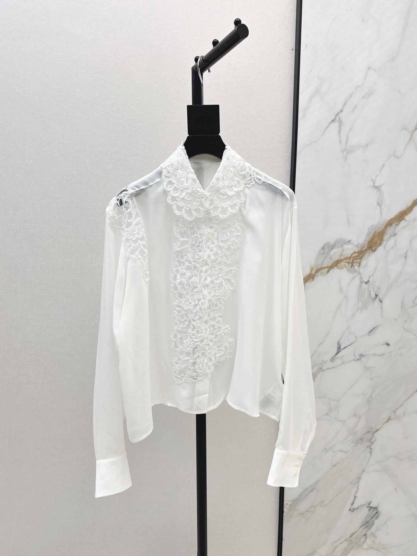 NO:321490,ES 25Ss—————The latest heavy silk splicing shirt in spring and summer, high-version of 100% silk fabric, the upper body is thin, comfortable and breathable, super soft, the chest embroidery pattern is made of lace as the bottom net, and it is perfectly integrated with multiple embroidery embellishments. The fine and clever upper body is more elegant and intellectual. Two colors are on sale in stock. sml, real silk, alexander wang19860909ES 25Ss————春夏最新款重磅真丝拼接衬衣高版出品 采用百分百真丝面料 上身轻薄舒适又透气 超级柔软 胸前刺绣图案以蕾丝为底网 加以多重刺绣点缀完美融合 精细巧妙 微透视上身更显优雅知性 两色现货发售sml,,real silk,alexander wang,Women's clothing