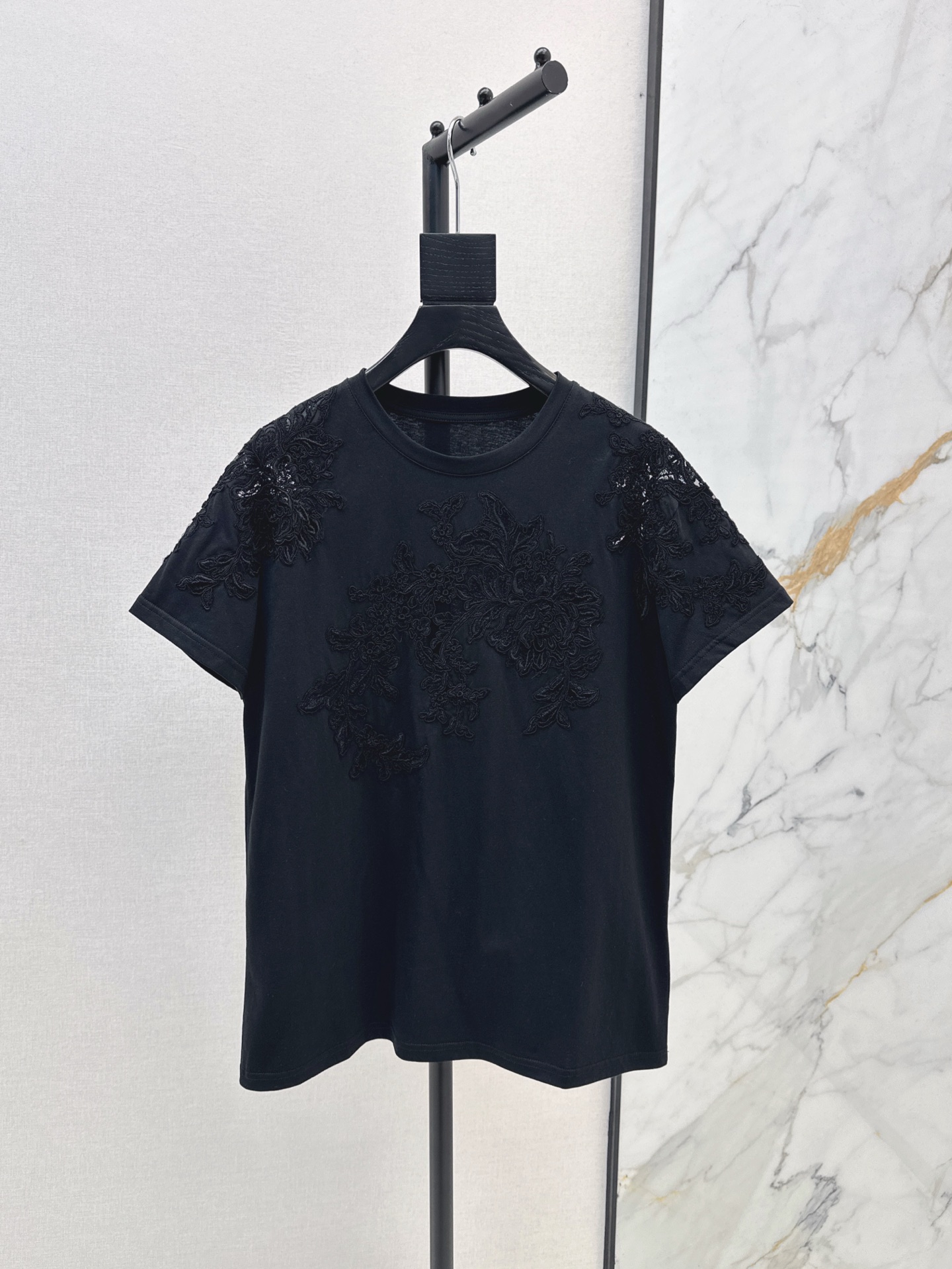 NO:321488,ES 25Ss————The latest heavy-duty water-soluble flower short-sleeved T-shirt in spring and summer. The texture of the fabric is faintly visible and makes the texture more sexy and gorgeous. The large body is versatile and versatile. The regular styles are layered to create the effect of skirts. The fashion gameplay is more diverse. Easy to adapt to other items. Daily casual commuting is good. Two colors are available for sale in stock. SML, skirts, T-shirt, tees, t-shirt, alexander wang.19860909ES 25Ss————春夏最新款重工水溶花短袖T恤 面料若隐若现的质感更显性感华丽 大身素色百搭不挑人 常规款式叠穿出裙装效果 时尚玩法更多样化 轻松适配其他单品 日常休闲通勤都好看 两色现货发售sml,,skirts,T-shirt,tees，t-shirt,alexander wang,Women's clothing