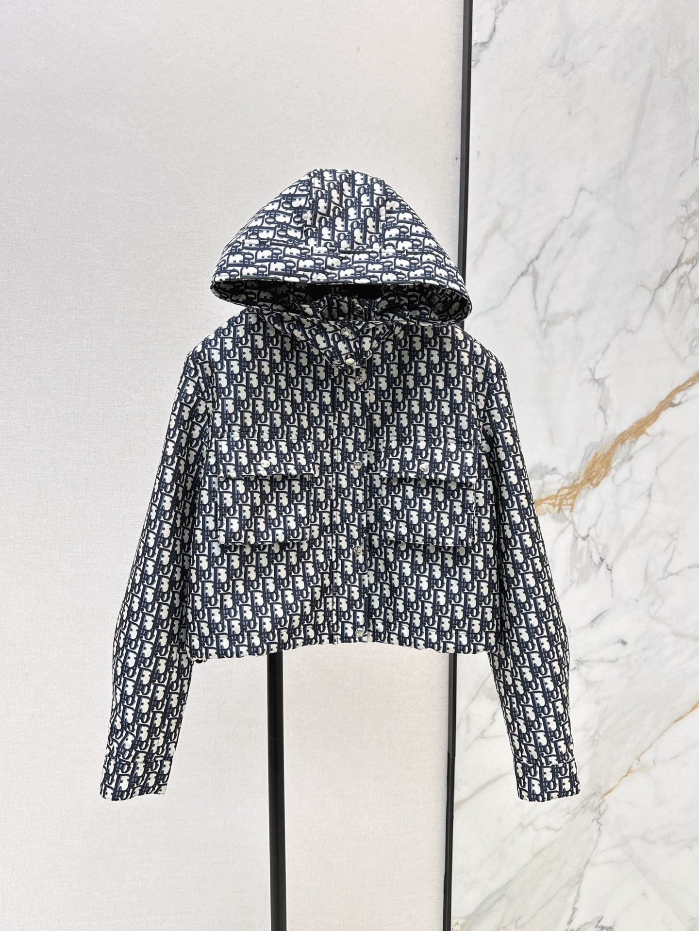 NO:321480,Exclusive first release, a small amount of spot CD 23Ss———The latest full-D jacquard hooded jacket, two large work pockets~~ The back logo color flap design is handsome and fashionable!  The hat is removable to present a stand-up collar effect. The three-dimensional tailored and wide short-fitting style looks tall and handsome. It is available in stock. Sm, Jackets & coats, Jackets & coats, Hats, Alexander wang19860909独家首发 少量现货 CD 23Ss———最新款满D提花连帽夹克外套 两个工装大口袋～～背面logo配色翻盖设计帅气又时髦！帽子可拆卸呈现出立领效果 立体剪裁挺阔短装版型 上身显高挑 帅气十足 一色现货发售sm,,jackets & coats,jackets & coats,hats,alexander wang,Women's clothing