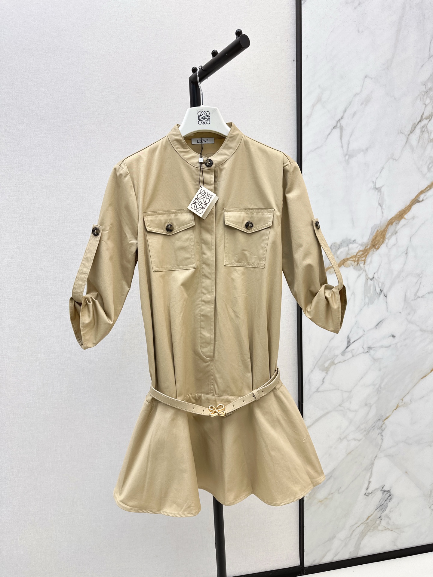 NO:322105,Loe 25Ss————The latest spring and summer belt shirt dress custom twill silk material, breathable texture, comfortable and easy to wear, shirt dress tailoring, use tailoring and details to enhance the sense of exquisiteness, cuff folding buckle design full of workwear, use custom letter belt to modify the overall line, two colors are available for sale in stock,,loewe, skirts,shirts,alexander wang19860909Loe 25Ss————春夏最新款腰带衬衫连衣裙定制斜纹绵绸材质 质感透气 舒适好穿 衬衣连衣裙剪裁 利用剪裁和细节提升精致感 袖口翻折带扣设计工装感满满 利用定制字母腰带修饰整体线条 两色现货发售sml,,loewe,skirts,shirts,alexander wang,Women's clothing