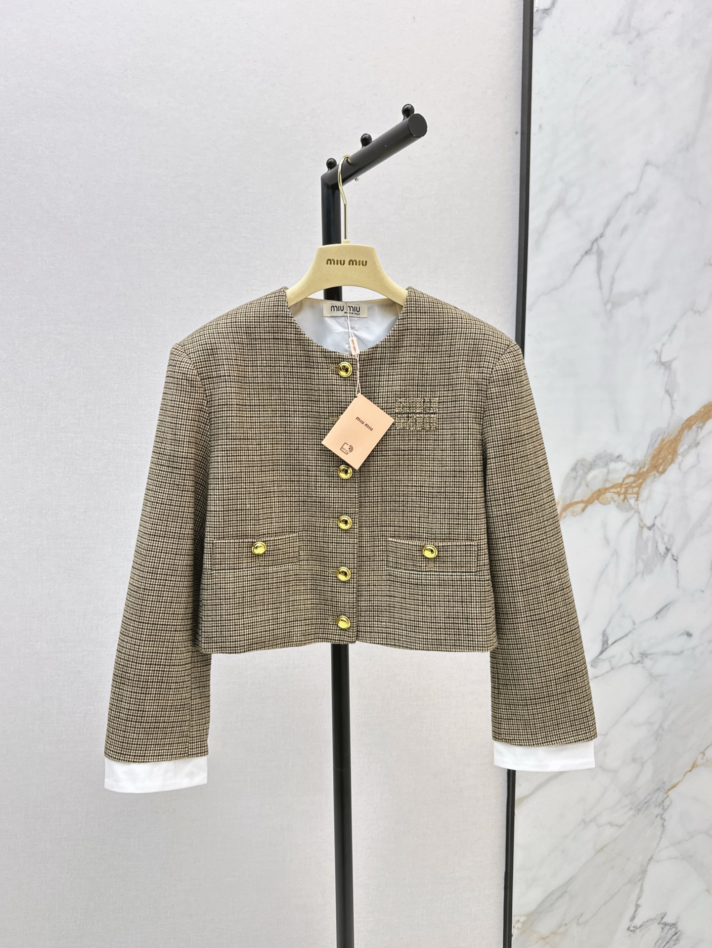 NO:322114,Exclusive model ~ Miu 25Ss————The latest classic retro houndstooth jacket in spring and summer is super popular this year. It is paired with gold buckle design. The upper body is elegant and elegant. The classic and timeless socialite style. A must-have for fashionable street photography. It is faintly revealing the low-key luxury beauty. Highly recommended. It is available in stock. Sm, miumiu, jackets & coats, alexander wang.19860909独家款～ Miu 25Ss————春夏最新款经典复古千鸟格外套今年超流行复古千鸟格风 搭配金扣设计 上身优雅大方 经典永不过时的名媛风 时尚街拍必备款 隐隐约约透着低调的奢美 强烈推荐款 一色现货发售sm,,miumiu,jackets & coats,alexander wang,Women's clothing