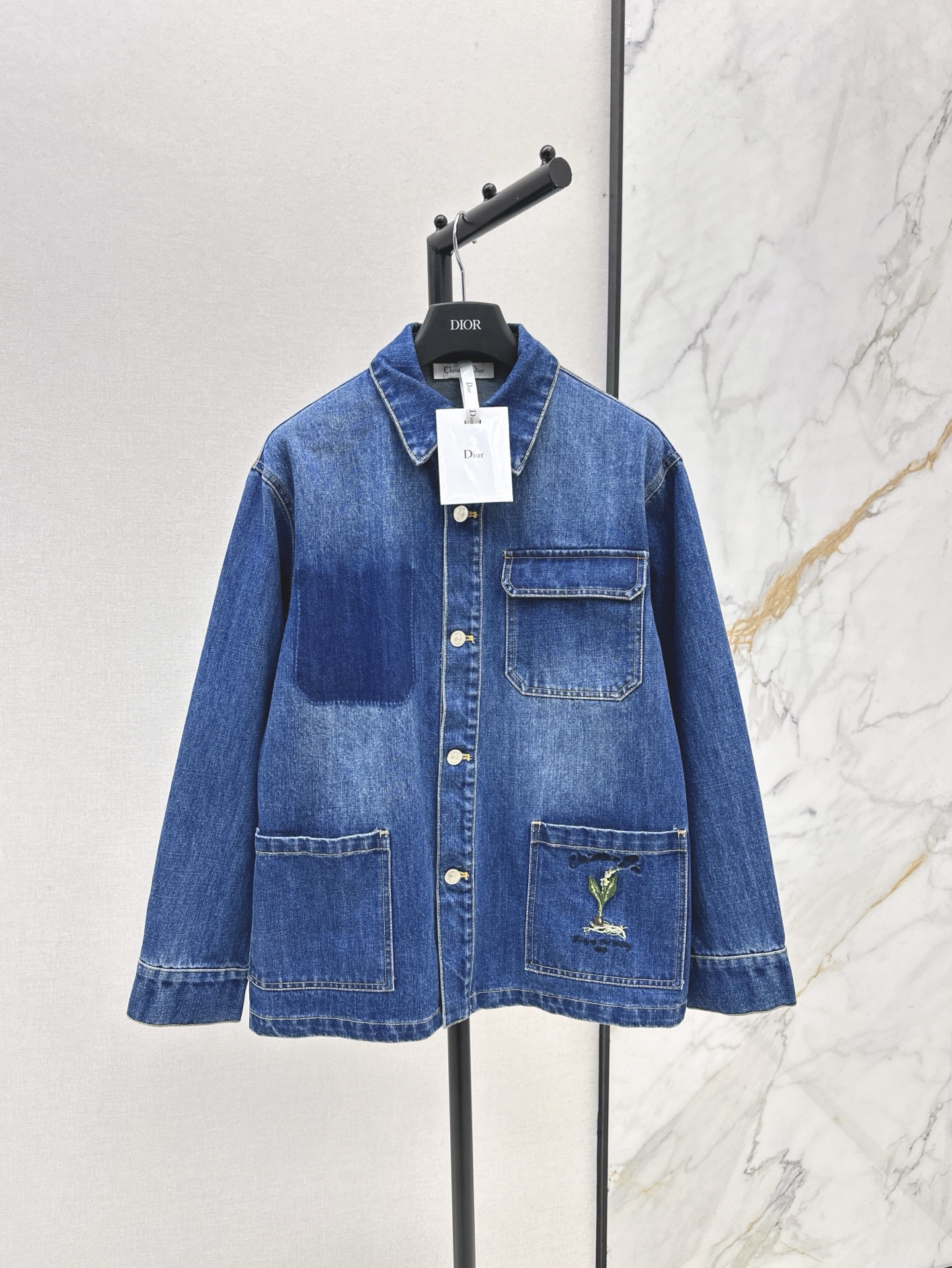 NO:322120,Exclusive model ~ CD 25Ss————The latest spring and summer loose silhouette denim jacket Customized denim fabric Retro washing cowboy fabric Full of fashionable and trendy upper body The silhouette cut is very handsome The original buttons The details are also in place. SML, Jackets & coats, Alexander wang19860909独家款～ CD 25Ss————春夏最新款宽松廓形牛仔外套 定制牛仔面料 复古洗水牛仔面料 上身时髦新潮感十足 廓形版型裁剪帅气感十足 原版的扣子 细节也很到位 一色现货发售sml,,jackets & coats,alexander wang,Women's clothing