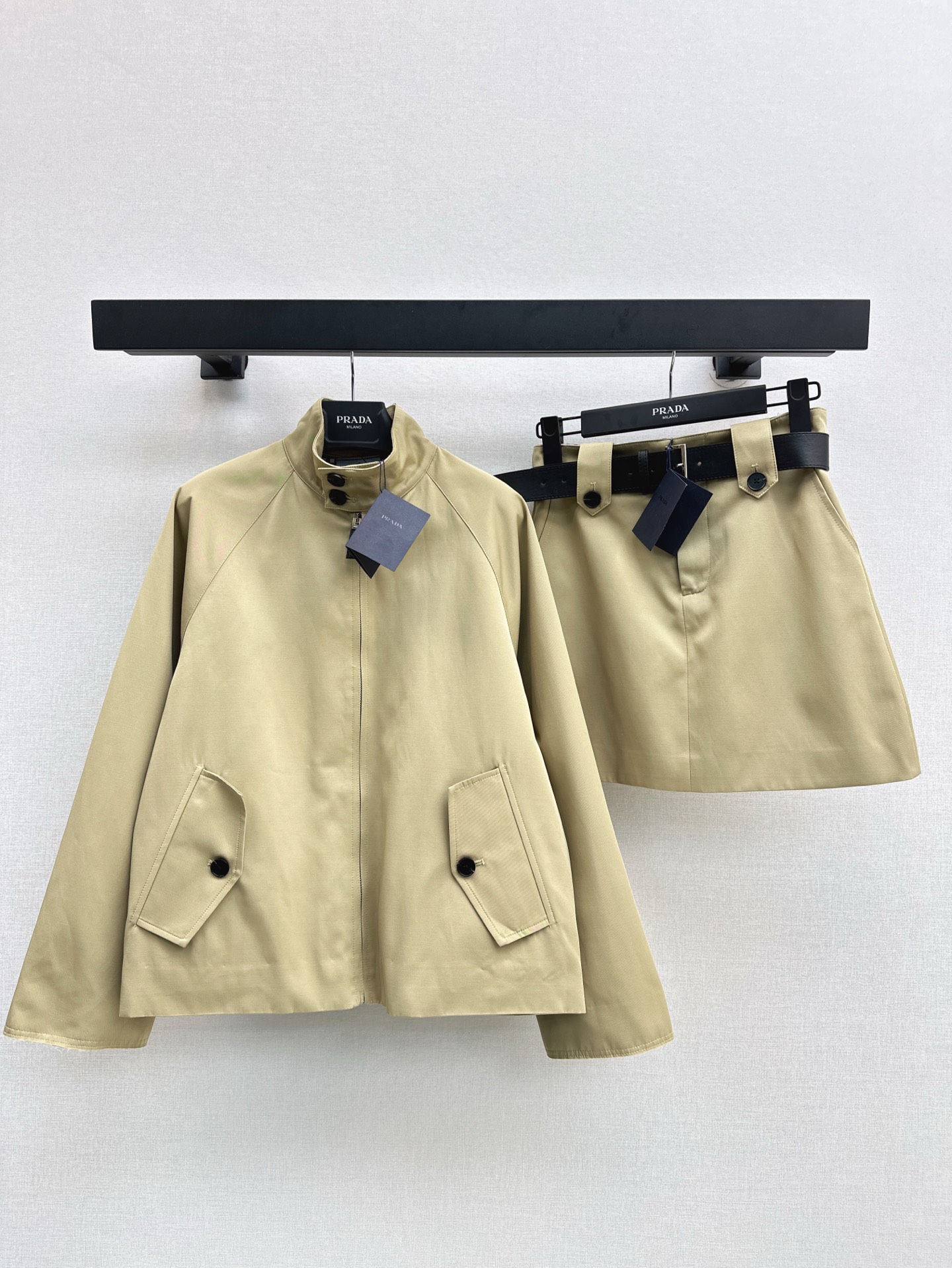 NO:751006,Exclusive style for jackets and skirts ~ PD 25Ss————The latest handsome and fashionable suit for spring and summer, baseball uniform stand-up collar jacket + skirt. Very crisp windbreaker fabric. The combination of workwear style and functional style is even cooler. It has the feeling of an American retro hottie. Very versatile when worn alone. Shows long legs. A set of combinations will catch the eye. Developed in one color. Ready for sale sml, skirts, jackets & coats,19860909外套半裙独家款～ PD 25Ss————春夏最新款帅气时髦套装棒球服立领外套+半裙 挺括感很好的风衣面料 工装风和机能风相结合就是酷上加酷 很有美式复古辣妹的感觉 单穿非常百搭 巨显长腿 一套搭配狠狠抓住眼球 一色分开发 现货发售sml,,skirts,jackets & coats,,Women's clothing