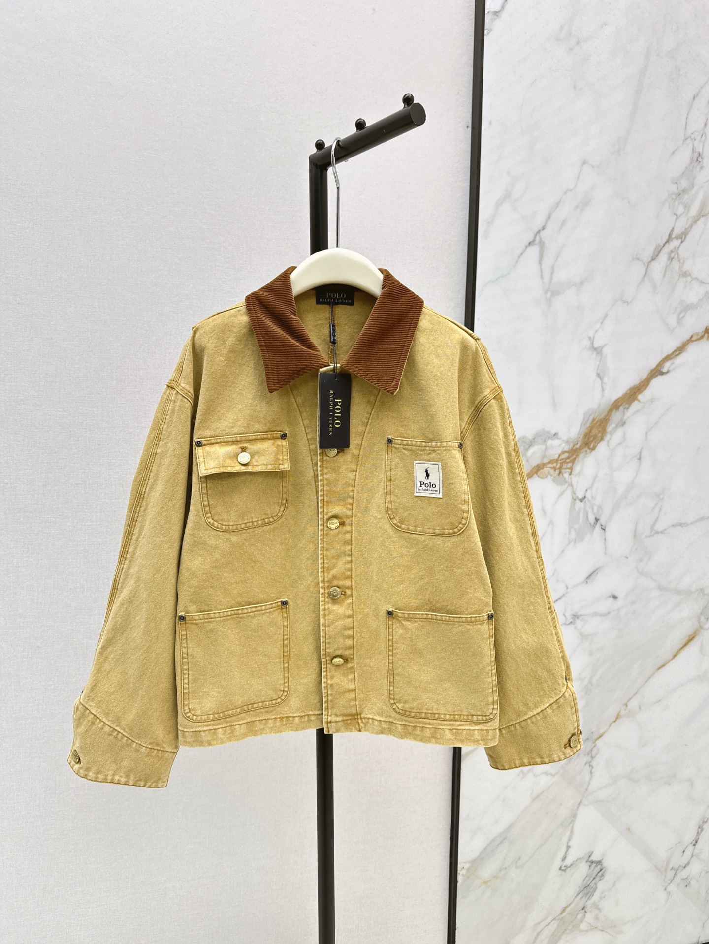 NO:322118,American retro RL 25Ss————The latest style of contrasting lapel silhouette denim jacket in early spring. The silhouette cut combined with the shoulder-falling design is more casual. High tolerance for the figure and will make you look slim no matter how you wear it. SML is available in stock,, jackets & coats, jackets & coats, alexander wang19860909美式复古 RL 25Ss————早春最新款撞色翻领廓形牛仔夹克外套 廓形的剪裁结合落肩的设计 更具随性 对身材包容度高 怎么穿都显瘦 一色现货发售sml,,jackets & coats,jackets & coats,alexander wang,Women's clothing