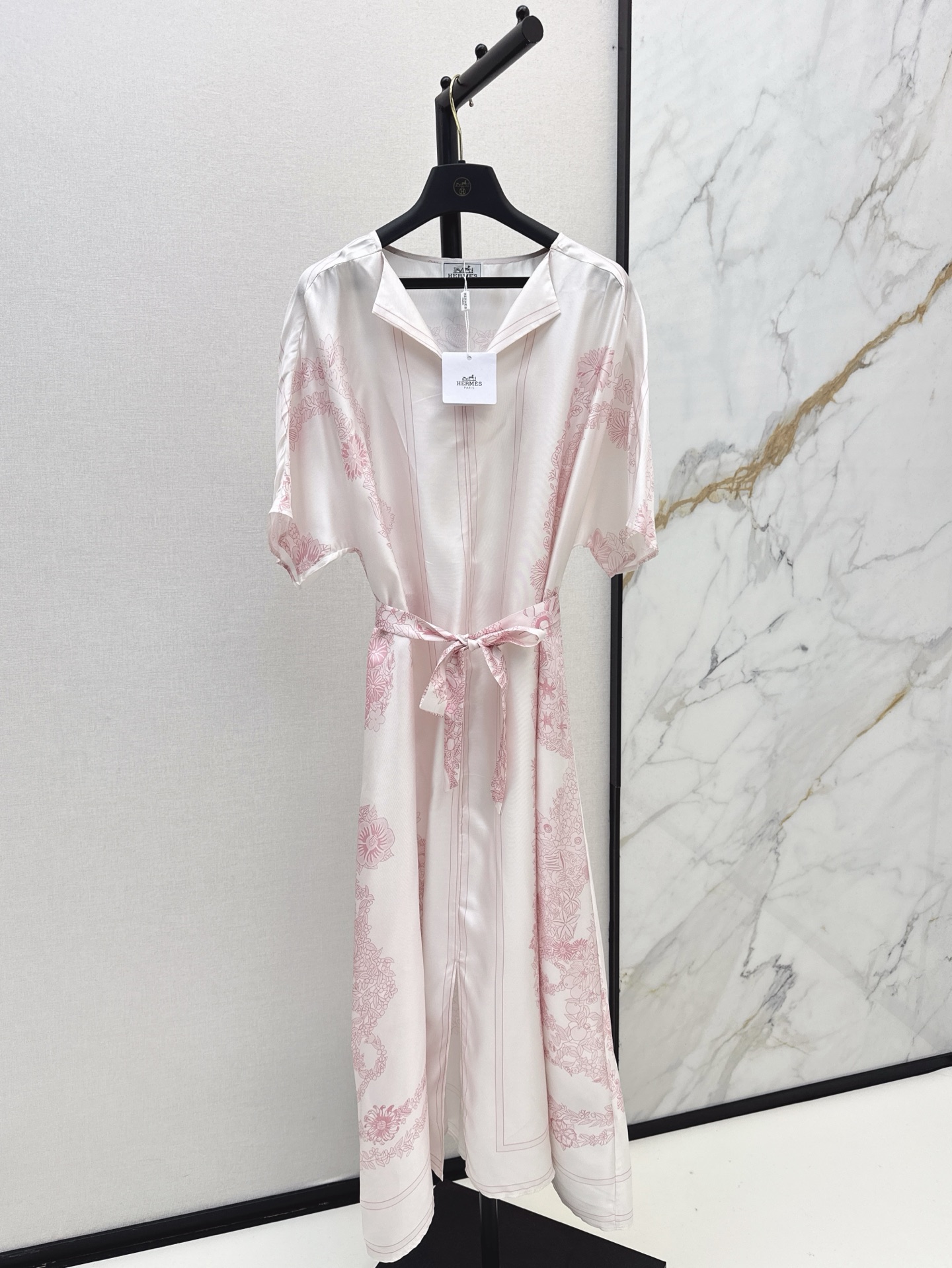 NO:322125,Her 25Ss————The latest spring and summer positioning printing pattern slit dress with 100% white twill silk silk fabric. A must-have versatile item for white and rich beauty. Full positioning printing. The temperament V-neck loose style design concept is simple and elegant. The casual belt is super slim. Two colors are available for sale in stock. 9,,skirts,real silk,alexander wang19860909Her 25Ss————春夏最新款定位印花图案开叉连衣裙百分白斜纹绸真丝面料 白富美必备百搭单品 全定位印花 气质V领宽松版型设计理念简约大气 随性系上腰带上身超显瘦 两色现货发售sml 9,,skirts,real silk,alexander wang,Women's clothing