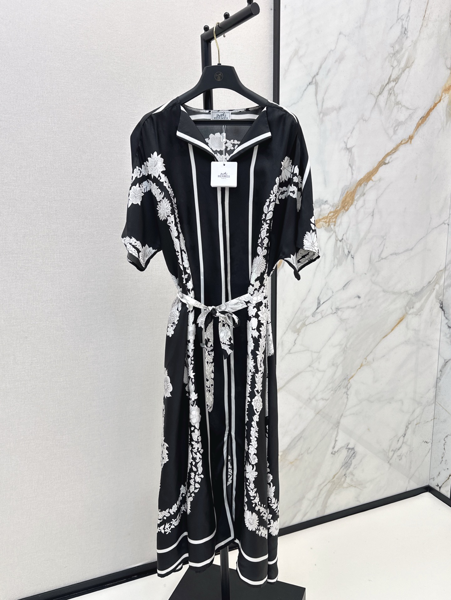 NO:322128,Her 25Ss————The latest spring and summer positioning printing pattern slit dress with 100% white twill silk silk fabric. A must-have versatile item for white and rich beauty. Full positioning printing. Temperament V-neck loose style design concept simple and atmospheric. The casual belt is super slim. Two colors are available for sale in stock. SML, skirts, real silk, alexander wang19860909Her 25Ss————春夏最新款定位印花图案开叉连衣裙百分白斜纹绸真丝面料 白富美必备百搭单品 全定位印花 气质V领宽松版型设计理念简约大气 随性系上腰带上身超显瘦 两色现货发售sml,,skirts,real silk,alexander wang,Women's clothing