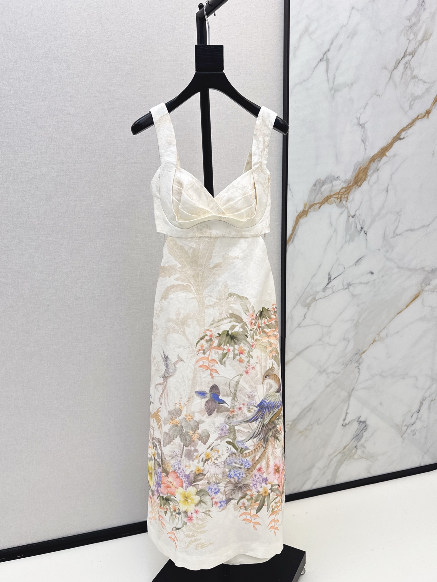 NO:322110,Zim 25Ss——————The latest model of early spring back strap design suspender long dress with elegant and fresh vacation style Elegant floral pattern Three-dimensional waist-hugging style Romantic and elegant white and rich beauty essentials Imported linen printed fabric One-color spot sale smlxl, skirts, alexander wang19860909Zim 25Ss————早春最新款后背绑带设计吊带长款连衣裙淡雅清新的度假风气息 优雅花卉图案 立体收腰版型 浪漫优雅的白富美必备单品 进口亚麻印花面料 一色现货发售smlxl,,skirts,alexander wang,Women's clothing