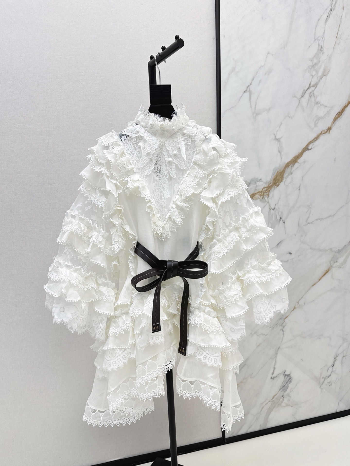 NO:322116,Exclusive first release Zimmen-M 25Ss—————The latest linen white shirt in early spring, elegant and fresh vacation style, romantic and elegant white and rich beauty essentials, imported linen fabric, one-color spot on sale sml four-digit,,shirts,alexander wang19860909独家首发 Zimmen-M 25Ss————早春最新款亚麻白色衬衫 淡雅清新的度假风气息 浪漫优雅的白富美必备单品 进口亚麻面料 一色现货发售sml四位数,,shirts,alexander wang,Women's clothing