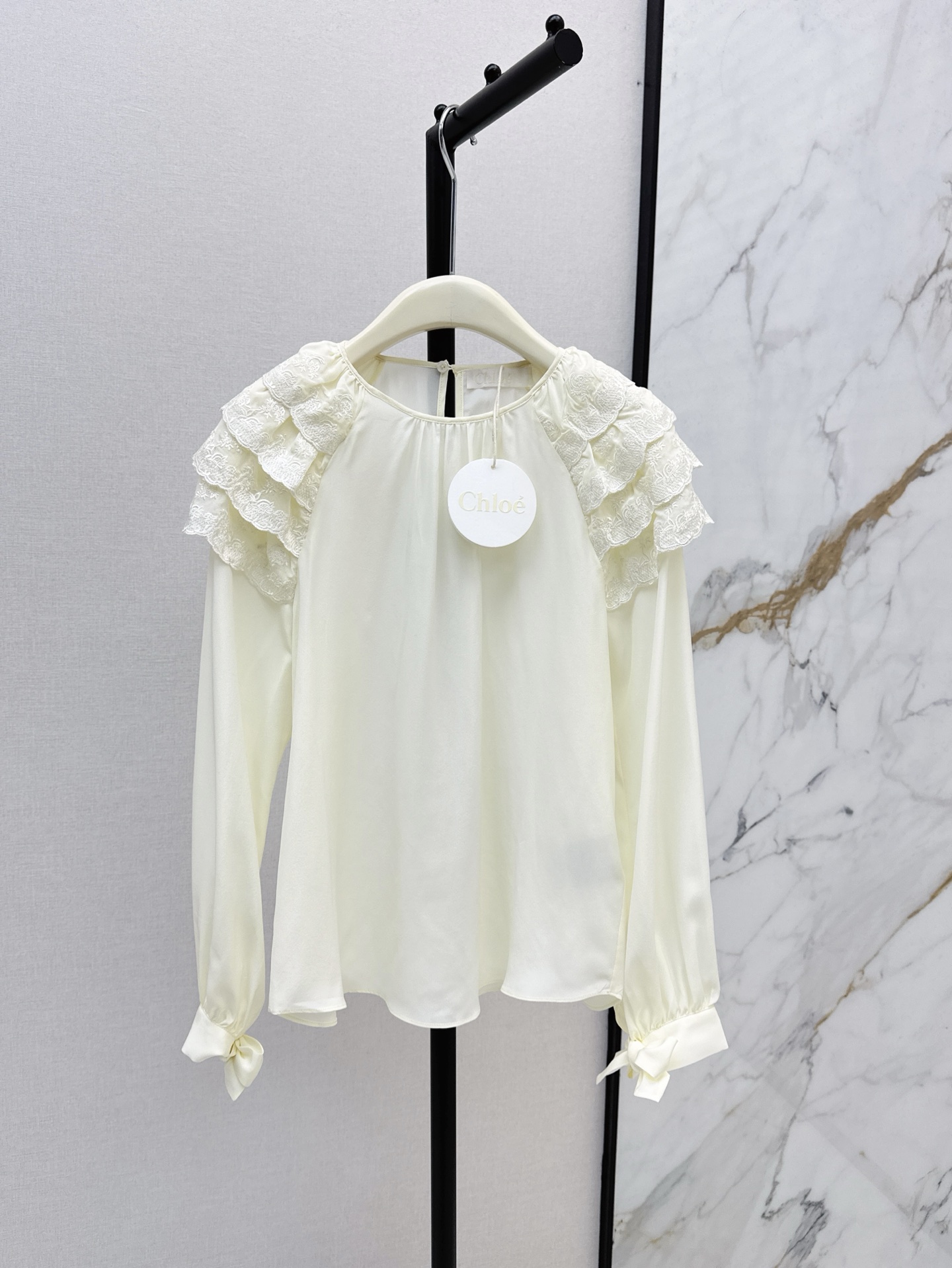 NO:322121,Ch～E 25Ss————The latest spring and summer styles of layered splicing methods, silk shirts, 100% silk fabrics, excellent texture, round neck design, age-reducing girlish style, classic temperament products are high-end and fashionable, the style is not picky for people, the upper body is super slim, one-color spot on sale, sml, shirts, real silk, alexander wang19860909Ch～E 25Ss————春夏最新款层层拼接做法真丝衬衫百分百真丝面料质感超赞 气质圆领随身设计 减龄少女风 经典气质单品高级又时髦 版型不挑人上身超显瘦 一色现货发售sml,,shirts,real silk,alexander wang,Women's clothing