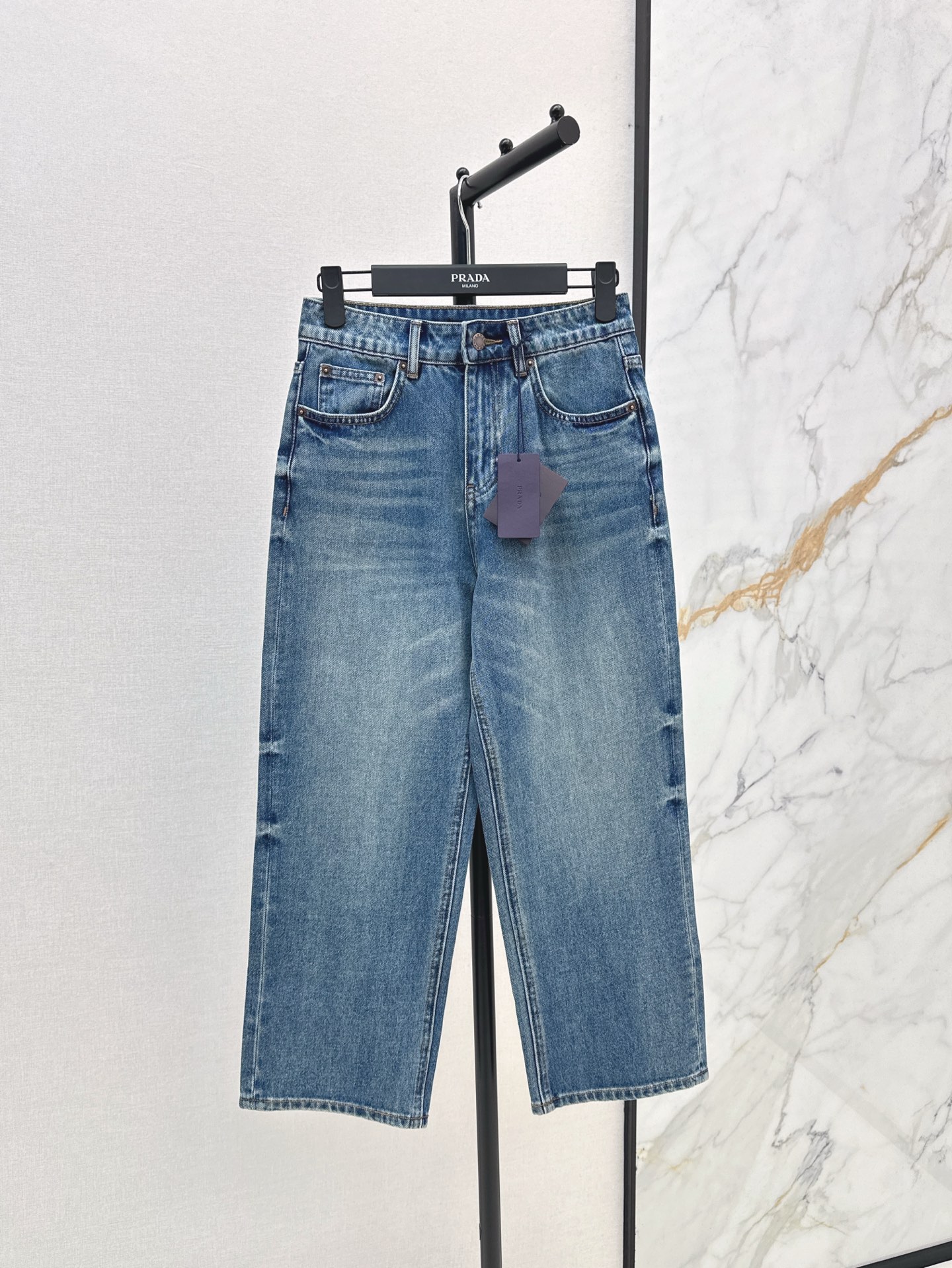 NO:322097,The artifact of height-looking PD 25Ss————The latest retro blue straight nine-point jeans in spring and summer, huge height-looking, all tops can be matched. The most common versatile item used by the party in a hurry and commuter. The length to the ankle part reveals the thinnest ankle part. The special meat is hidden. It is a very resistant pair of jeans. The back pocket classic triangle mark~ the retro washing water is also very beautiful. One color is available in stock. Smlxlxxl, jeans, alexander wang19860909显高神器 PD 25Ss————春夏最新款复古蓝直筒九分牛仔裤 巨巨显高 所有的上衣都可以搭配 赶时间和通勤党最常用的百搭单品 长度到脚踝部份 露出最瘦的脚踝部份 特别藏肉 是很抗造的一条牛仔裤 后背口袋经典三角标～复古洗水也很漂亮 一色现货发售smlxlxxl,,jeans,alexander wang,Women's clothing