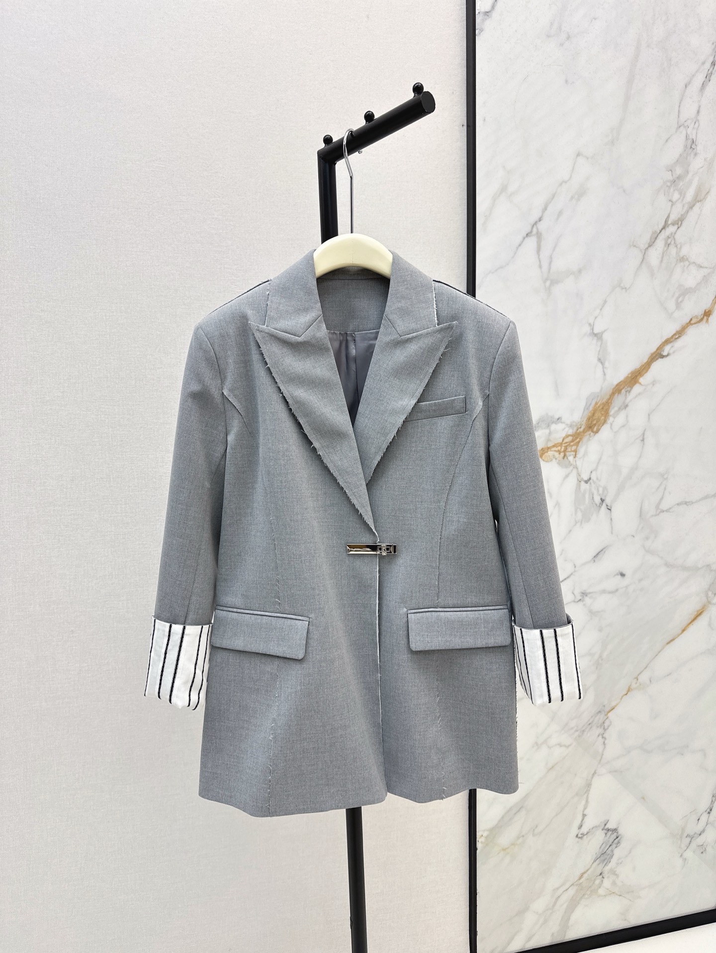 NO:322086,Exclusive first launch, fashionable and niche design, 25Ss—————The latest style of spring and summer splicing sleeves, minimalist style, the cuff stripes are very selling point, the buttons are customized, not easy to fold, thin but not lose the sense of crispness, small people with moderate length can also be used. Two colors are available for sale in stock,, jackets & coats, alexander wang19860909独家首发 时髦小众设计 25Ss————春夏最新款拼接袖子做法西服外套极简版型 袖口拼条纹很有卖点 纽扣采用订制 不易褶皱 薄而不失挺括感 长度适中小个子也可驾驭 两色现货发售sml,,jackets & coats,alexander wang,Women's clothing