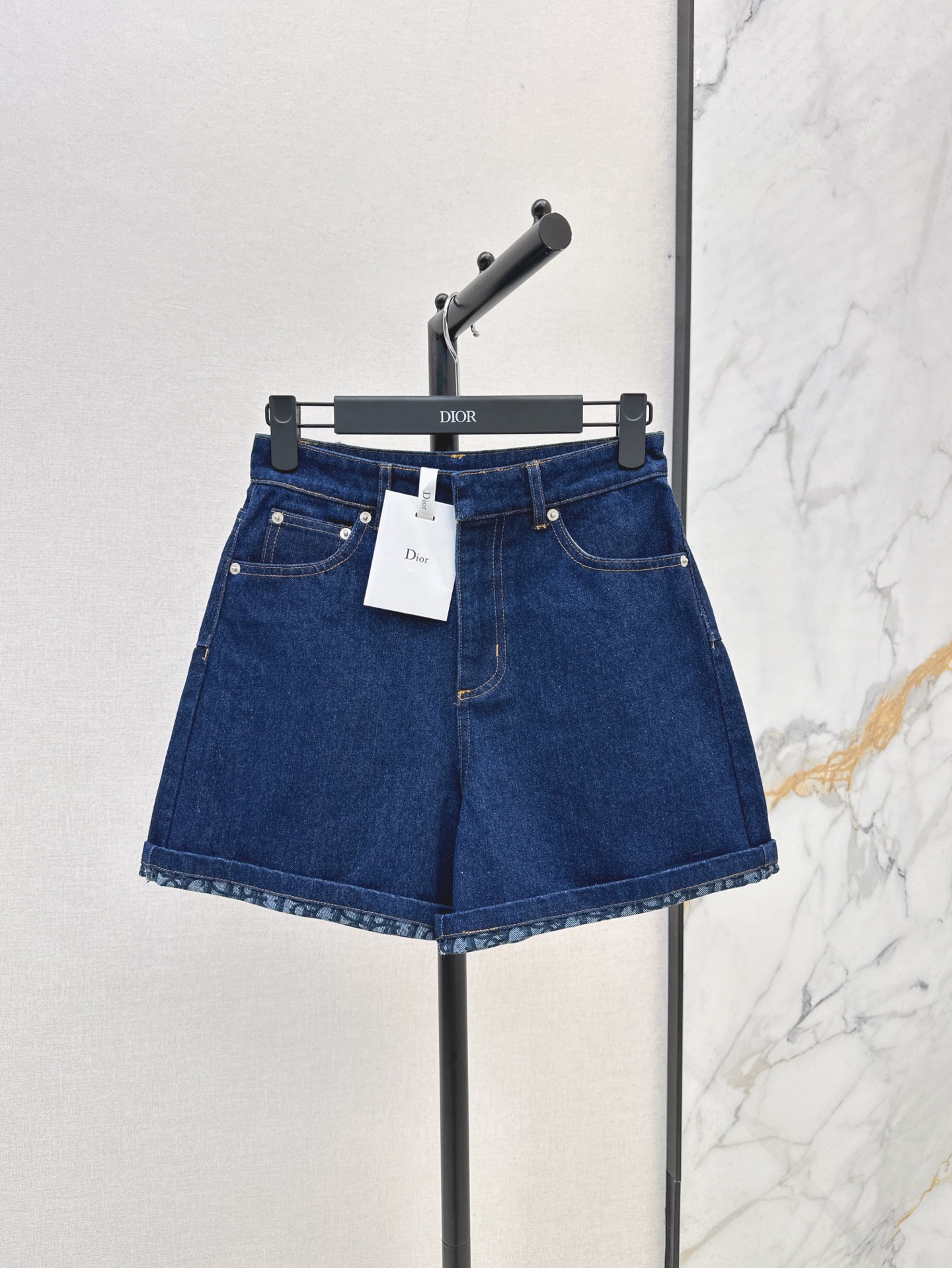 NO:322094,Recommended single style CD 25Ss———The latest spring and summer inner lining logo curly denim shorts. Fashionable and delicate tone to receive this one. It’s so easy to wear. Vintage blue, fresh and retro tone. The inner material   hardware details of the logo are quite in place. SML, shorts, alexander wang19860909爆单款推荐 CD 25Ss———春夏最新款内里logo卷边牛仔短裤 时髦精闭眼收这条 太好穿了啊 Vintage中蓝色 清新复古调 logo内里面料 五金细节相当到位 一色现货发售sml,,shorts,alexander wang,Women's clothing
