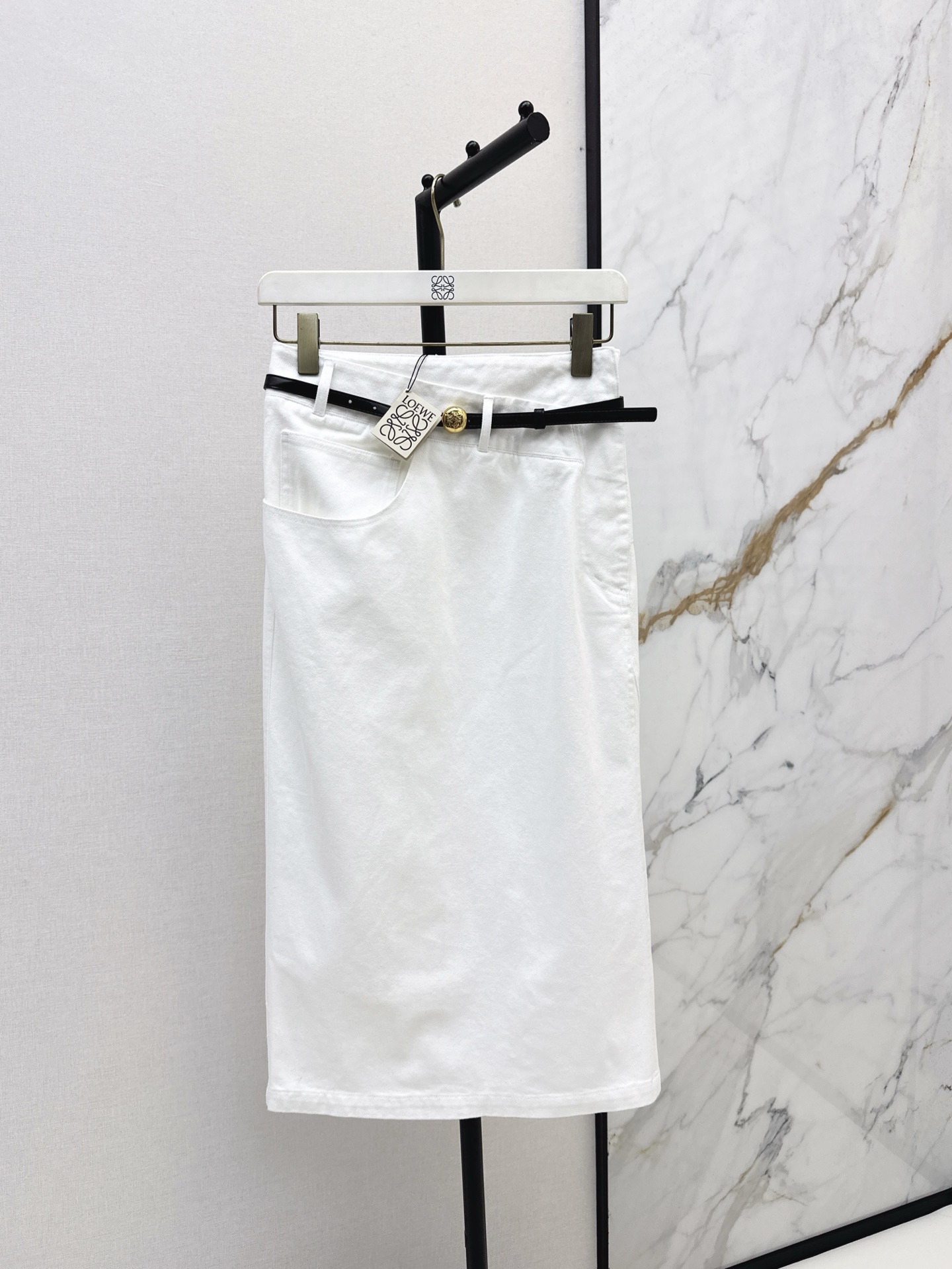 NO:322091,Fashionable and exquisite outfit Loe 25Ss———The latest spring and summer irregular tailoring design denim skirt irregular waist tailoring, high-slit hip straight skirt design, top body A-shaped ~~ The high-waisted style is not picky and versatile and fashionable, a very crisp denim fabric with a wide and stylish texture, and the delivery belt can also be used to match other clothes. Two-color spot sml, loewe, skirts, alexander wang19860909时髦精穿搭 Loe 25Ss————春夏最新款不规则剪裁设计牛仔半身裙不规则腰头剪裁 高开叉包臀直筒裙设计上身A爆啦～～高腰版型不挑人百搭又时髦 挺括感很好的牛仔面料 质感挺阔有型 配送腰带还可以拿来搭配其他衣服 两色现货发售sml,,loewe,skirts,alexander wang,Women's clothing