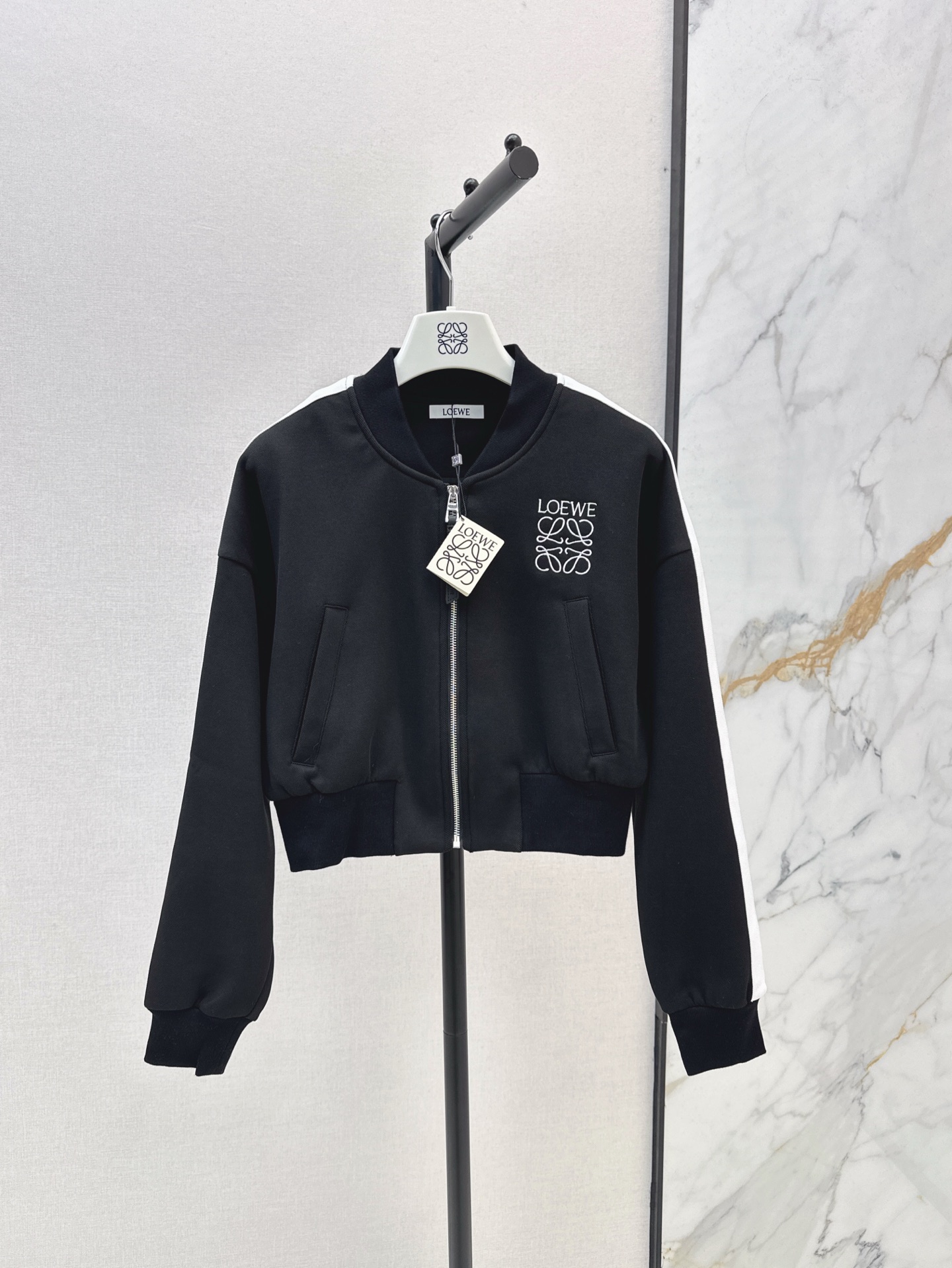 NO:322095,Fashionable and exquisite outfit Loe 25Ss————The latest spring and summer logo embroidered baseball jacket color-blocking webbing sleeve design Small short style tailoring casual style The upper body looks very tall. Recommended a set of matching. Two colors are available in stock. Sm, loewe, jackets & coats, jackets & coats, alexander wang19860909时髦精穿搭 Loe 25Ss————春夏最新款徽标刺绣棒球夹克外套 拼色织带袖边设计 小短款版型剪裁休闲版型 上身超显高挑 推荐一套搭配 两色现货发售sm,,loewe,jackets & coats,jackets & coats,alexander wang,Women's clothing