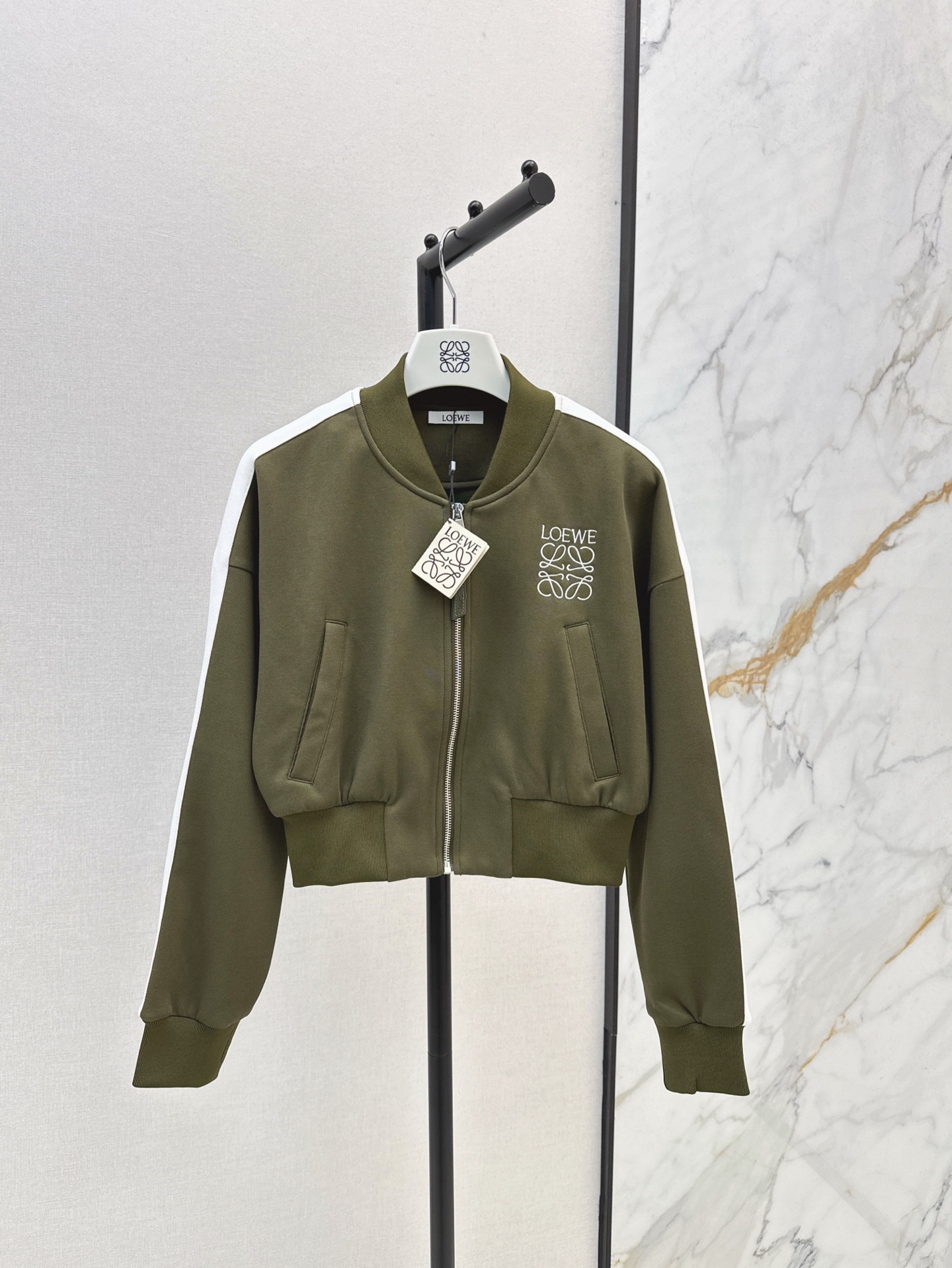 NO:322073,Fashionable and exquisite outfit Loe 25Ss————The latest spring and summer logo embroidered baseball jacket color-blocking webbing sleeve design Small short style tailoring casual style The upper body looks very tall. Recommended a set of matching. Two-color spot sml, loewe, jackets & coats, jackets & coats, alexander wang19860909时髦精穿搭 Loe 25Ss————春夏最新款徽标刺绣棒球夹克外套 拼色织带袖边设计 小短款版型剪裁休闲版型 上身超显高挑 推荐一套搭配 两色现货发售sml,,loewe,jackets & coats,jackets & coats,alexander wang,Women's clothing