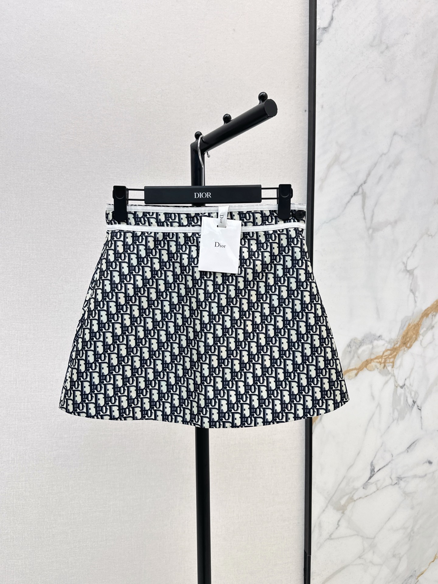 NO:322659,Jacket Skirts 25Ss————The latest fashionable suits for spring and summer jacquard jacket   A-line skirt Imported jacquard material High-quality texture Three-dimensional and stylish Show fashionable style outfits The latest logo letters of ready-to-wear jacquard full print Show brand style Show personal style Paired with the same skirt A-line skirt The waist is decorated with white webbing highlights High-waist design and extruded skirt shape Modify the legs to make it look slim and slack. One-color split development Sm, Skirts, Jackets & coats, Alexander wang19860909外套半裙 25Ss————春夏最新款时髦套装提花冲锋外套 A字半裙 进口提花材质 质感高级 立体有型 尽显时髦格调穿搭 成衣最新标志字母提花满印 展现品牌风范 穿搭尽显个性风采 搭配同款半身裙 A字半身短裙 腰间饰以白色织带亮点 高腰设计搭配外扩裙边造型 修饰腿形显瘦松弛 一色分开发 现货发售sm,,skirts,jackets & coats,alexander wang,Women's clothing