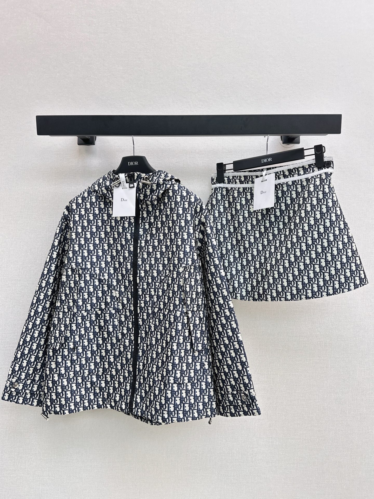 NO:322642,Jacket Skirts 25Ss————The latest fashionable suits for spring and summer jacquard jacket   A-line skirt Imported jacquard material High-quality texture Three-dimensional and stylish Show fashionable style outfits The latest logo letters of ready-to-wear jacquard full print Show brand style Show personal style Paired with the same skirt A-line skirt The waist is decorated with white webbing highlights High-waist design and extruded skirt shape Modify the legs to make it look slim and slack. One-color development SML is available on sale in stock, Skirts, Jackets & coats, Alexander wang19860909外套半裙 25Ss————春夏最新款时髦套装提花冲锋外套 A字半裙 进口提花材质 质感高级 立体有型 尽显时髦格调穿搭 成衣最新标志字母提花满印 展现品牌风范 穿搭尽显个性风采 搭配同款半身裙 A字半身短裙 腰间饰以白色织带亮点 高腰设计搭配外扩裙边造型 修饰腿形显瘦松弛 一色分开发 现货发售sml,,skirts,jackets & coats,alexander wang,Women's clothing