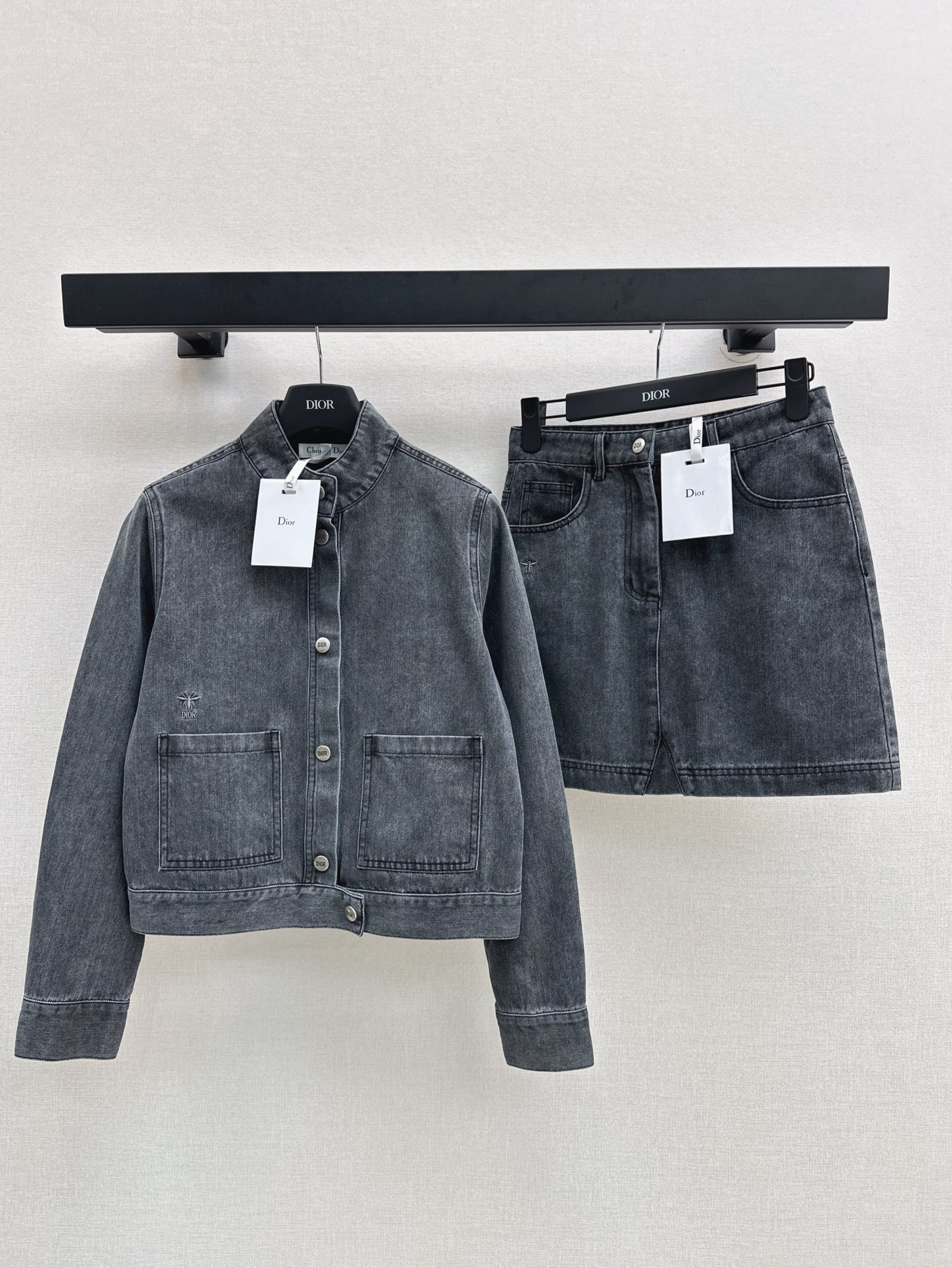 NO:322658,Fashionable guide for outer skirt CD 25Ss————The latest denim suit for spring and summer stand-alone denim jacket   Mini skirt A set of top-body is so amazing, sweet and salty, a set of more daily style, very good match, old washing cowboy fabric, good texture and crisp feel, very breathable, very suitable for summer, high-end minimalist style outfit, one-color split development, spot sale sml, skirts, jackets & coats, alexander wang19860909外半裙时髦指南 CD 25Ss————春夏最新款牛仔套装立领牛仔外套 Mini半裙 一套上身太绝了 可甜可盐 比较日常风的一套 很好搭配 做旧洗水牛仔面料 质感很好不失挺括感 透气性非常好 很适合夏天 高级极简风穿搭 一色分开发 现货发售sml,,skirts,jackets & coats,alexander wang,Women's clothing