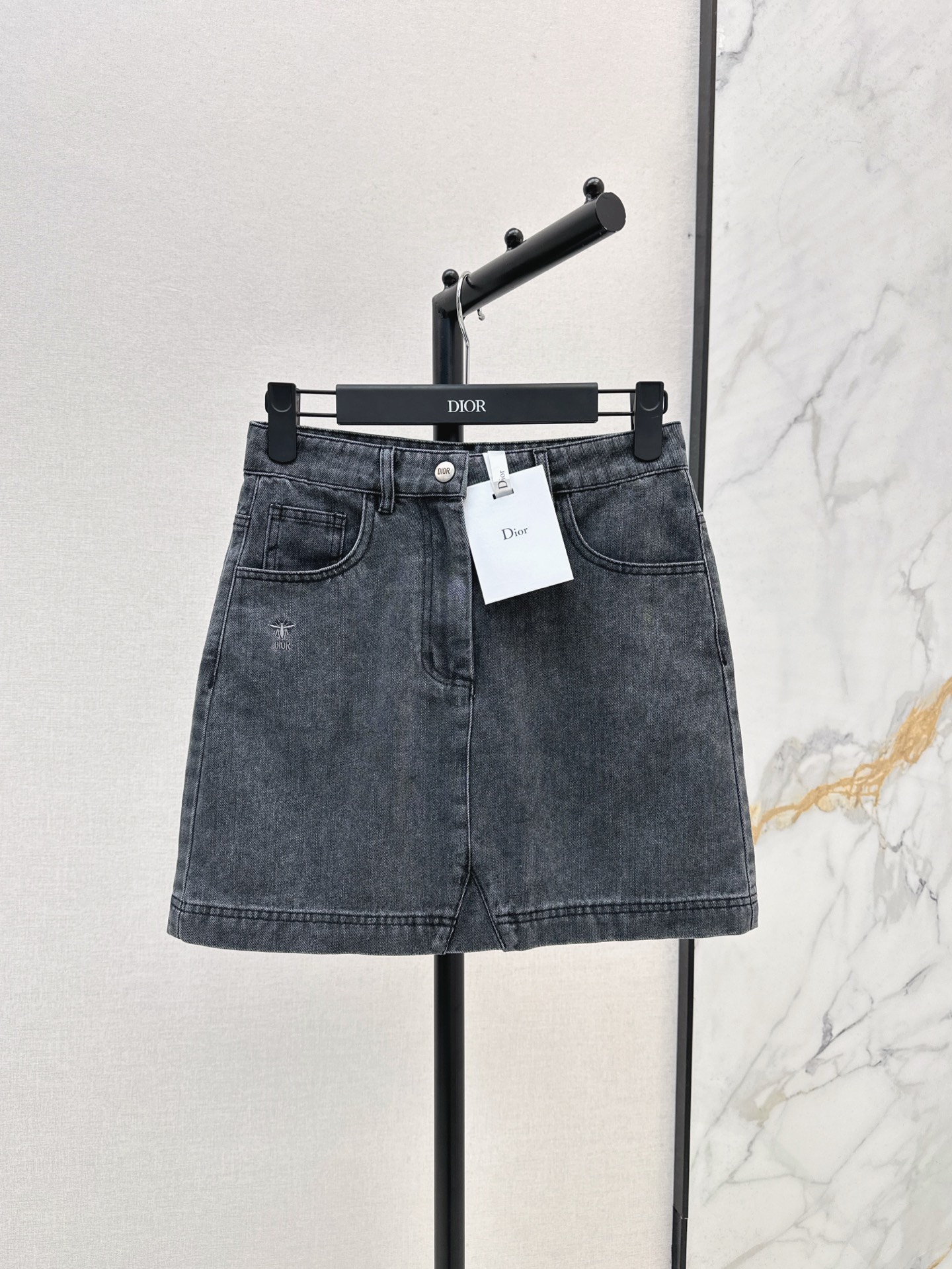 NO:322656,Daily Fashion Guide CD 25Ss————The latest denim suit for spring and summer stand-alone denim jacket   Mini skirt. A set of top is so amazing. It can be sweet or salty. A set of more daily style. Very good match. Old washing denim fabric. It has a good texture and is crispy. It is very breathable. It is very suitable for summer. High-end minimalist style outfit. One-color split development. SML for sale in stock. Outdoor skirt, skirts, jackets & coats, alexander wang19860909日常时髦指南 CD 25Ss————春夏最新款牛仔套装立领牛仔外套 Mini半裙 一套上身太绝了 可甜可盐 比较日常风的一套 很好搭配 做旧洗水牛仔面料 质感很好不失挺括感 透气性非常好 很适合夏天 高级极简风穿搭 一色分开发 现货发售sml 外半裙,,skirts,jackets & coats,alexander wang,Women's clothing