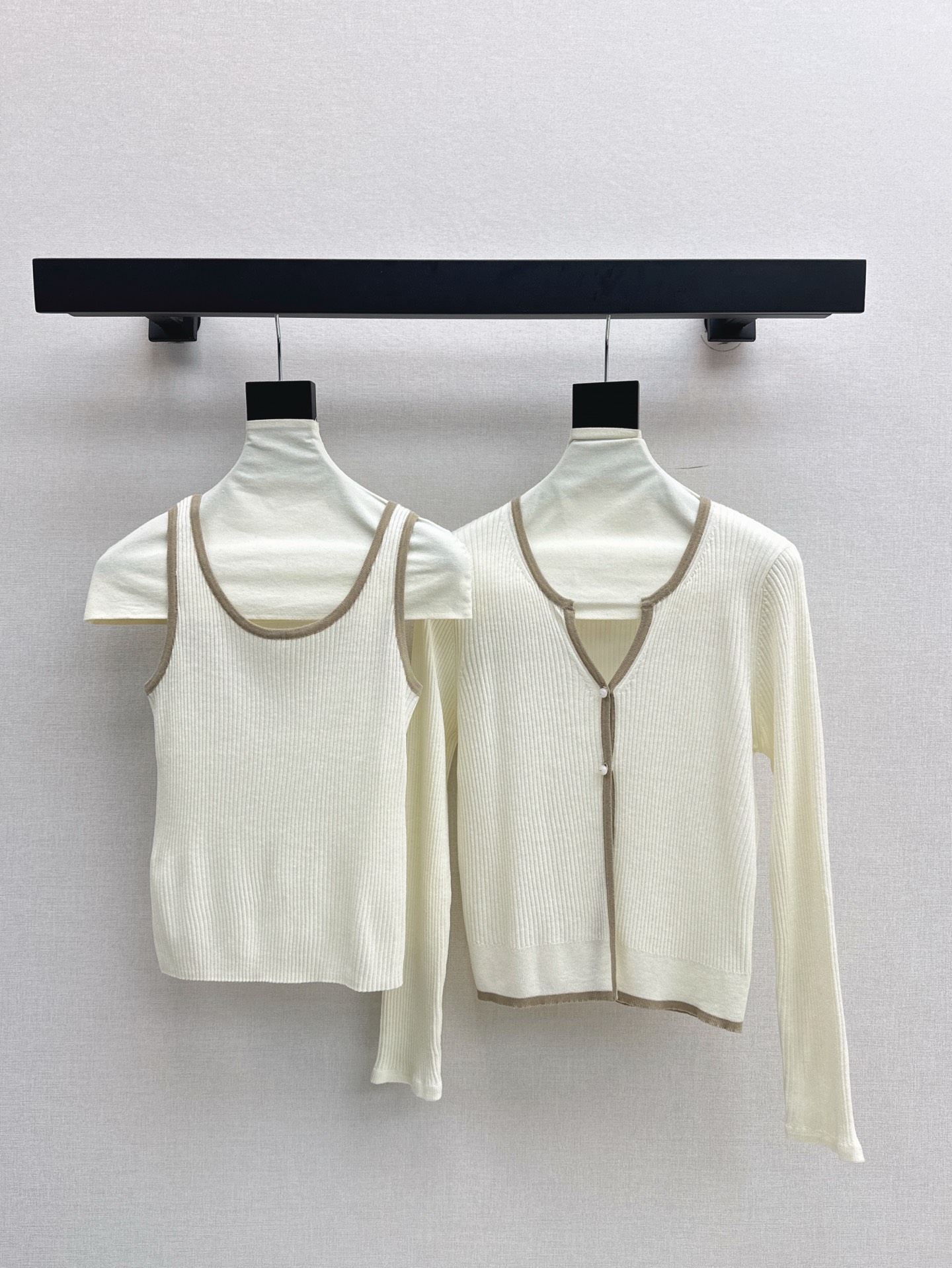 NO:323175,Bal 25Ss————The latest exquisite feminine outfit in spring and summer, knitted two-piece sleeveless knitted vest   round neck cardigan, showing high-end literary style, fashionable and versatile, not picky, fashionable and eye-catching, one set, two colors for sale in stock, alexander wang19860909Bal 25Ss————春夏最新款精致女人味穿搭针织两件套无袖针织背心 圆领开衫 尽显高级文艺范儿 时髦百搭不挑人 时髦又吸睛 一套出 两色现货发售sml,,alexander wang,Women's clothing