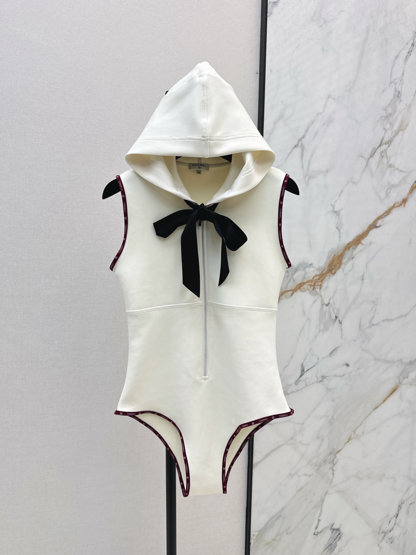 NO:323171,Jennie's same style as C home 25Ss————The latest spring and summer elastic zipper hooded bow jumpsuit hooded half zipper design 3D tailoring imported quick-drying fabric The upper body looks huge and beautiful, it is super aura but not difficult to control. The upper body is capable and elegant and elegant. The style cut is too slim. Two colors are available for sale in stock. sml, chanel, hats, alexander wang19860909Jennie同款 C家 25Ss————春夏最新款弹性拉链连帽蝴蝶结连体衣 连帽半拉链设计 立体剪裁 进口速干面料 上身巨好看 超显气场又不难驾驭 上身干练优雅气质绝绝子 版型剪裁太显瘦了 两色现货发售sml,,chanel,hats,alexander wang,Women's clothing
