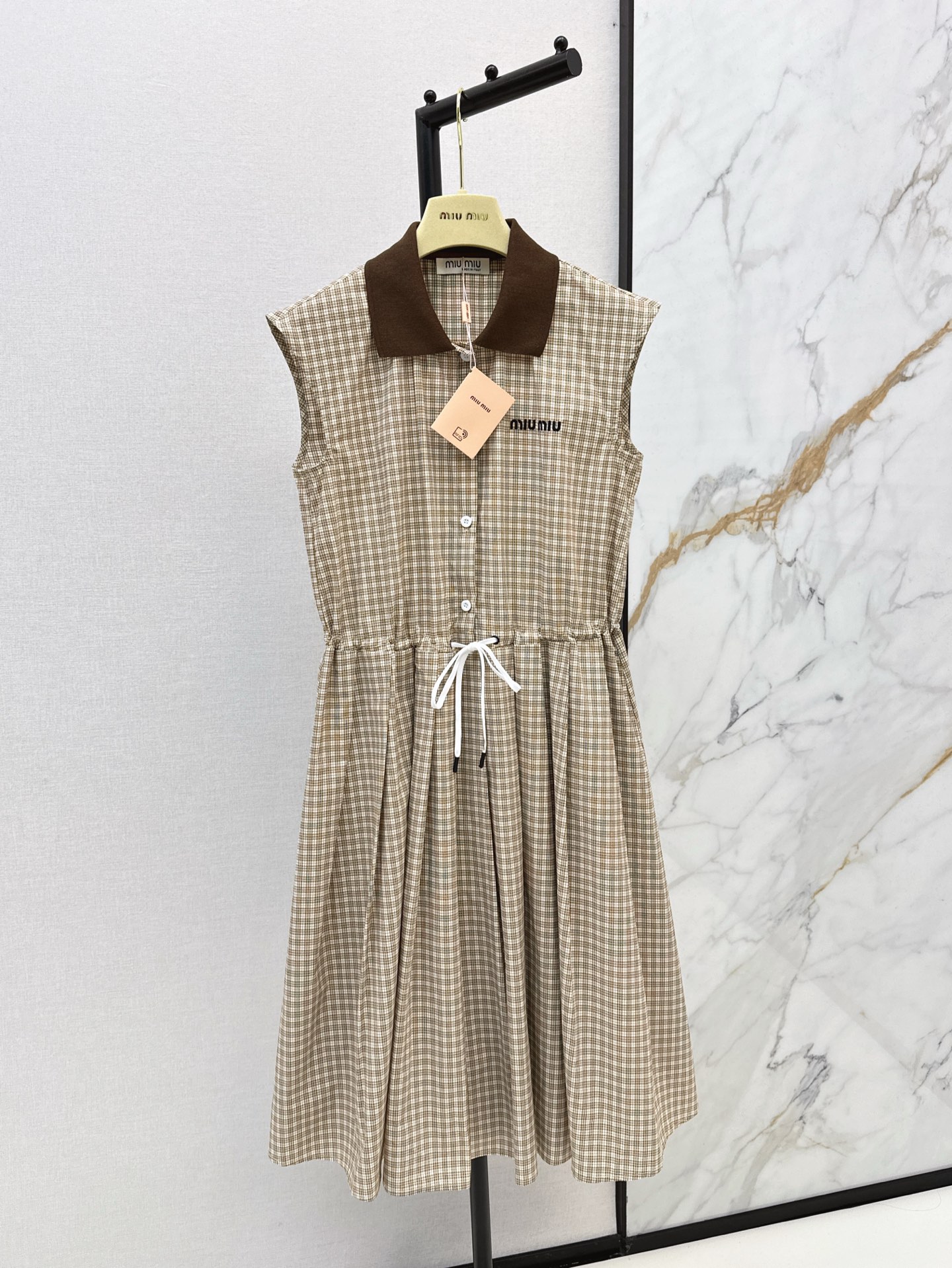 NO:323167,Miu 25Ss———The latest spring and summer lapel sleeveless waist-hugging dress, contrasting color polo collar half-breasted design, embroidered logo embroidery, khaki full of high-end feeling, waist drawstring creates waist-hugging outline, perfect lengthening of the legs, super long legs, cool and handsome, full of age-reducing feeling, fashionable upper body and useless money to embellish the double-sided small zipper, sweet or salty, not picky at all, date and leisure are OK, all colors are available for sale sml,,miumiu, skirts, alexander wang19860909Miu 25Ss———春夏最新款翻领无袖收腰连衣裙 撞色polo领半排扣设计 刺绣logo点缀 卡其色满满的高级感 腰间抽绳打造收腰轮廓 完美拉长腿部比例超级显腿长 酷帅减龄感十足 上身时髦又白搭钱双侧小拉链点缀 可甜可盐 完全不挑人 约会休闲都OK 一色现货发售sml,,miumiu,skirts,alexander wang,Women's clothing