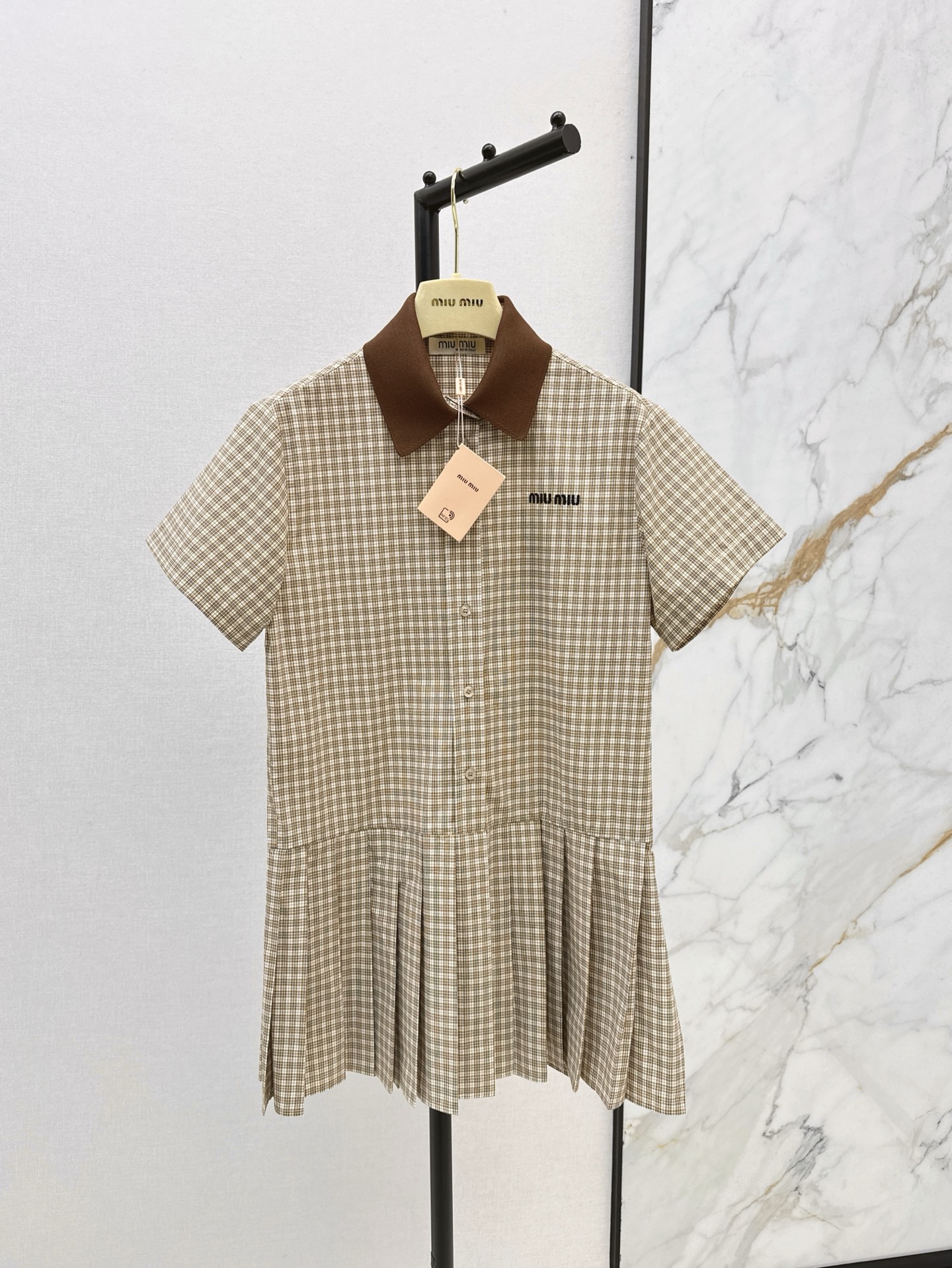 NO:323165,Miu 25Ss————The latest spring and summer plaid shirts, pleated skirts, imported worsted plaid fabrics, light and comfortable texture, a must-have item for retro college-style literary girls, positioning embroidered letter logo, low-key luxury, classic style, huge slim upper body, can be sweet or salty, one color is available in stock, sml, miumiu, skirts, shirts, alexander wang19860909Miu 25Ss————春夏最新款格子衬衫压褶裙摆连衣裙进口精纺色织格纹面料 质感轻盈舒适 复古学院风文艺少女必入单品 定位刺绣字母logo低调奢华 经典版型上身巨显瘦 可甜可盐 一色现货发售sml,,miumiu,skirts,shirts,alexander wang,Women's clothing