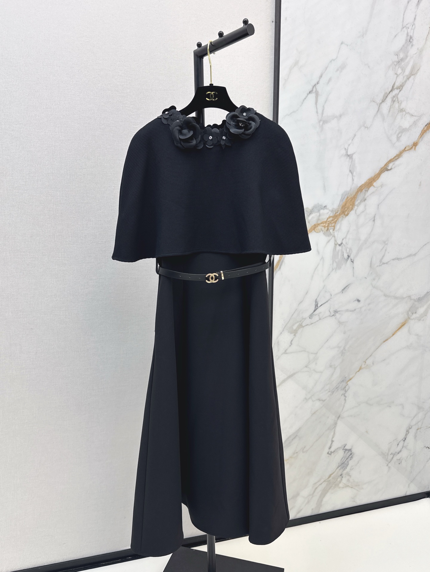 NO:323174,C home 25Ss———The latest model of early spring cloak two-piece dress with three-dimensional slim fit and huge slim look. Very fashionable retro. Customized belt at waist. The upper body is elegant and fashionable. It is matched with high waistline style and lengthens the body proportions. A very recommended item. It is not picky at all. Two colors are available for sale in stock. SML, Chanel, skirts, alexander wang19860909C家 25Ss———早春最新款斗篷两件套连衣裙立体修身剪裁巨显瘦 非常的洋气复古 腰间定制腰带搭配 上身优雅又时尚 搭配高腰线版型剪裁 拉长身材比例 非常推荐的一款单品 完全不挑人 两色现货发售sml,,chanel,skirts,alexander wang,Women's clothing