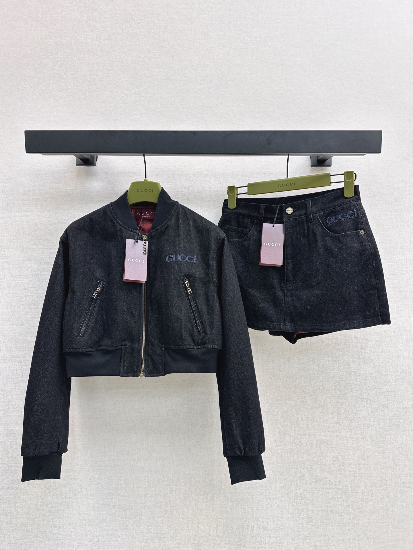 NO:323142,Coat shorts, sweet and cool girly outfits, Gu 25Ss————The latest handsome and fashionable denim suit in spring and summer, small shorts, stand-up collar jacket   denim shorts, cool casual style, jacket and shorts can be worn separately, shorts, jackets and shorts can be worn separately, shorts, jackets & coats, alexander wang19860909外套短裤 甜酷少女感穿搭 Gu 25Ss————春夏最新款帅气时髦牛仔套装 小短款立领夹克外套 牛仔短裤 酷飒休闲范 外套和短裤都可以分开穿 短裤是高腰设计 一套搭配轻松Get到显瘦显高的身材比例 一色分开发 现货发售sml,,shorts,jackets & coats,jackets & coats,alexander wang,Women's clothing