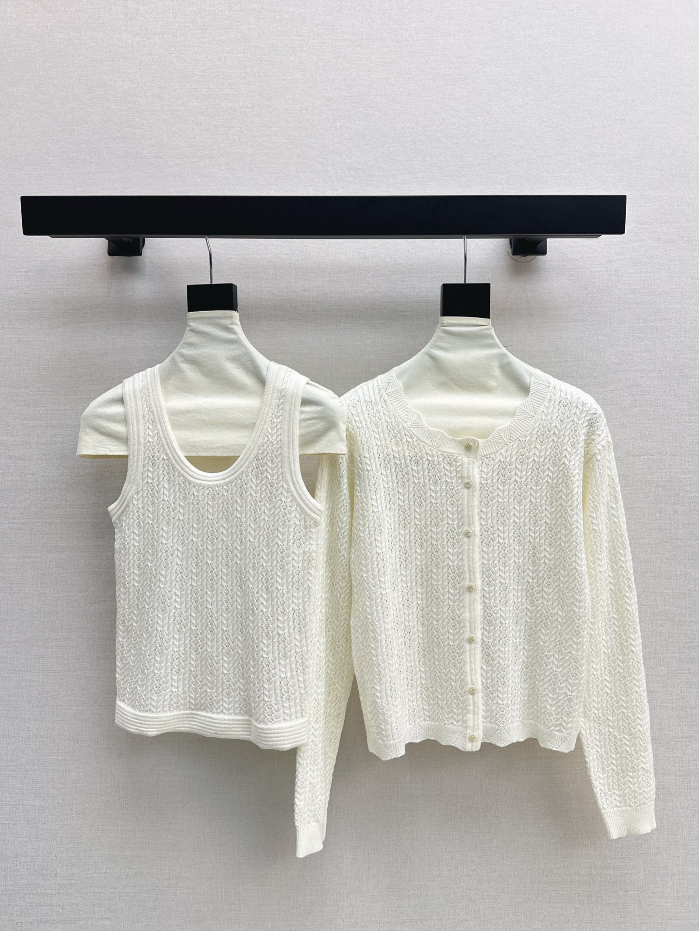 NO:323781,Bal 25Ss————The latest exquisite feminine outfit in spring and summer, knitted two-piece sleeveless knitted vest   round neck cardigan, showing high-end literary style, fashionable and versatile, not picky, fashionable and eye-catching, one set, two colors for sale in stock, alexander wang19860909Bal 25Ss————春夏最新款精致女人味穿搭针织两件套无袖针织背心 圆领开衫 尽显高级文艺范儿 时髦百搭不挑人 时髦又吸睛 一套出 两色现货发售sml,,alexander wang,Women's clothing