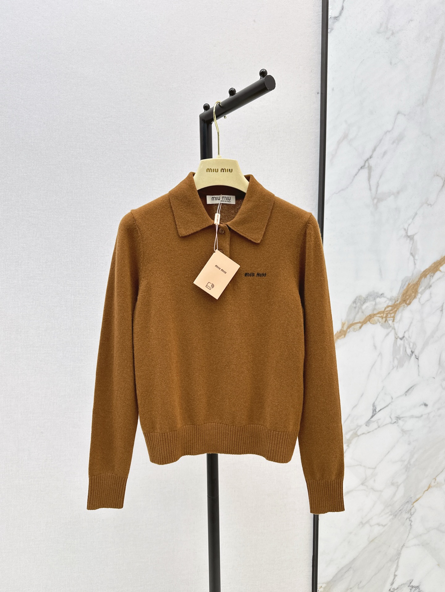 NO:323765,Miu 25Ss————The latest spring and summer style polo collar knitted long-sleeved sweater age-reducing Miu style outfits, wool mulberry silk cashmere yarn, temperament girlish style age-reducing sweet atmosphere, slim fit style, huge slim upper body, one color is available for sale in stock, miumiu, sweaters, alexander wang19860909Miu 25Ss————春夏最新款减龄polo领针织长袖毛衣减龄miu系穿搭 羊毛桑丝羊绒纱线 气质少女风减龄甜美气息 修身版型上身巨显瘦 一色现货发售sml,,miumiu,sweaters,alexander wang,Women's clothing