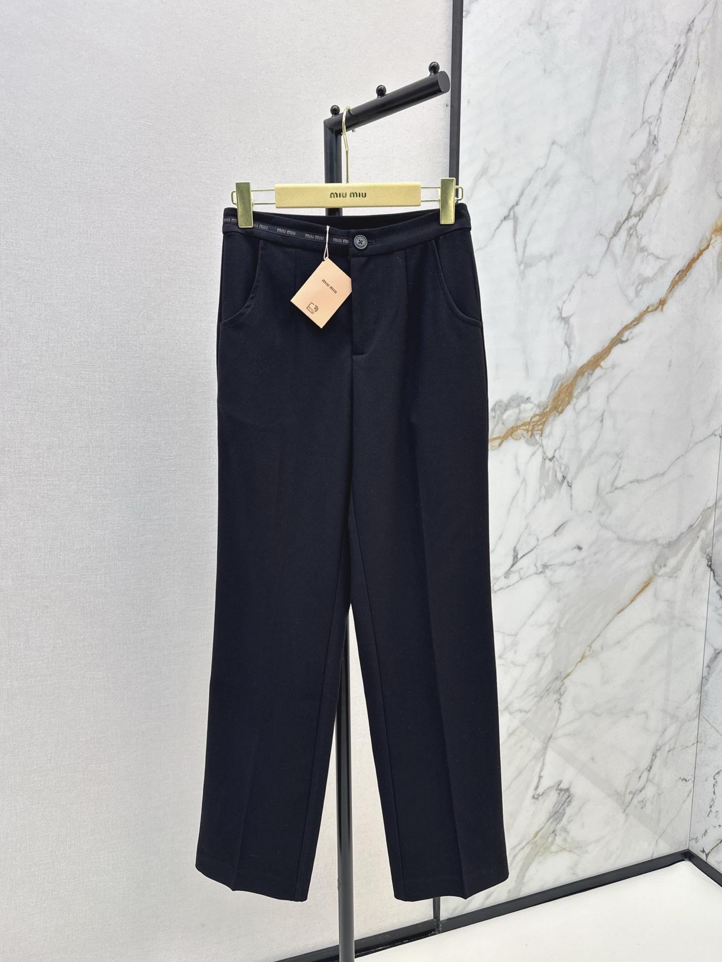 NO:323764,Exclusive model ~ Miu 25Ss————The latest webbing decorative trousers in spring and summer. Easily wear long legs. High-end fashionable matching. Whether it is a jacket or a T-shirt, it looks good. Very versatile. Small feet trousers style and tailoring. It looks tall. Two-color spot-on sml, miumiu, jackets & coats,shirts,tees, t-shirt,alexander wang19860909独家款～ Miu 25Ss————春夏最新款织带装饰西裤 轻松穿出大长腿 高阶时髦搭配 不管是外套或者T恤衬衫搭起来都好看 非常百搭 小脚西裤版型剪裁 很显高挑身材 两色现货发售sml,,miumiu,jackets & coats,shirts,tees，t-shirt,alexander wang,Women's clothing