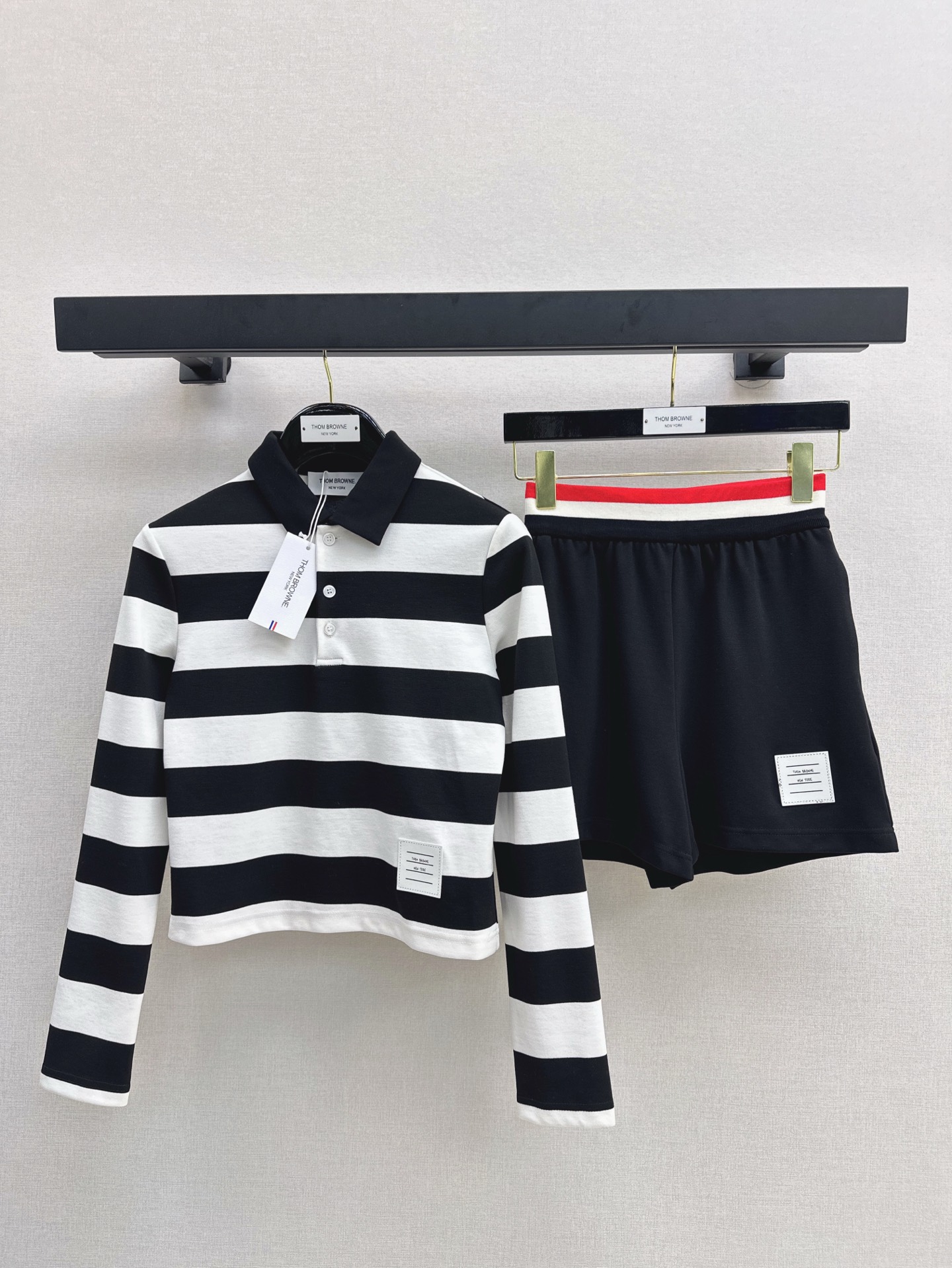 NO:330448,Casual sports style TB 25Ss———The latest fashionable casual suit for spring and summer striped long-sleeved polo shirt   high-waist shorts. A must-have for daily sports running. It is also suitable for outings. A comfortable and fashionable look. Customized fabric. Light and breathable. One set. One color is available for sale in stock. SML, shorts, alexander wang.19860909休闲运动风 TB 25Ss———春夏最新款时髦休闲套装条纹长袖polo衫 高腰短裤 日常运动跑步必备款 出街穿搭也很适合 一整个舒适又时髦感的Look 定制的面料 轻薄透气 一套出 一色现货发售sml,,shorts,alexander wang,Women's clothing