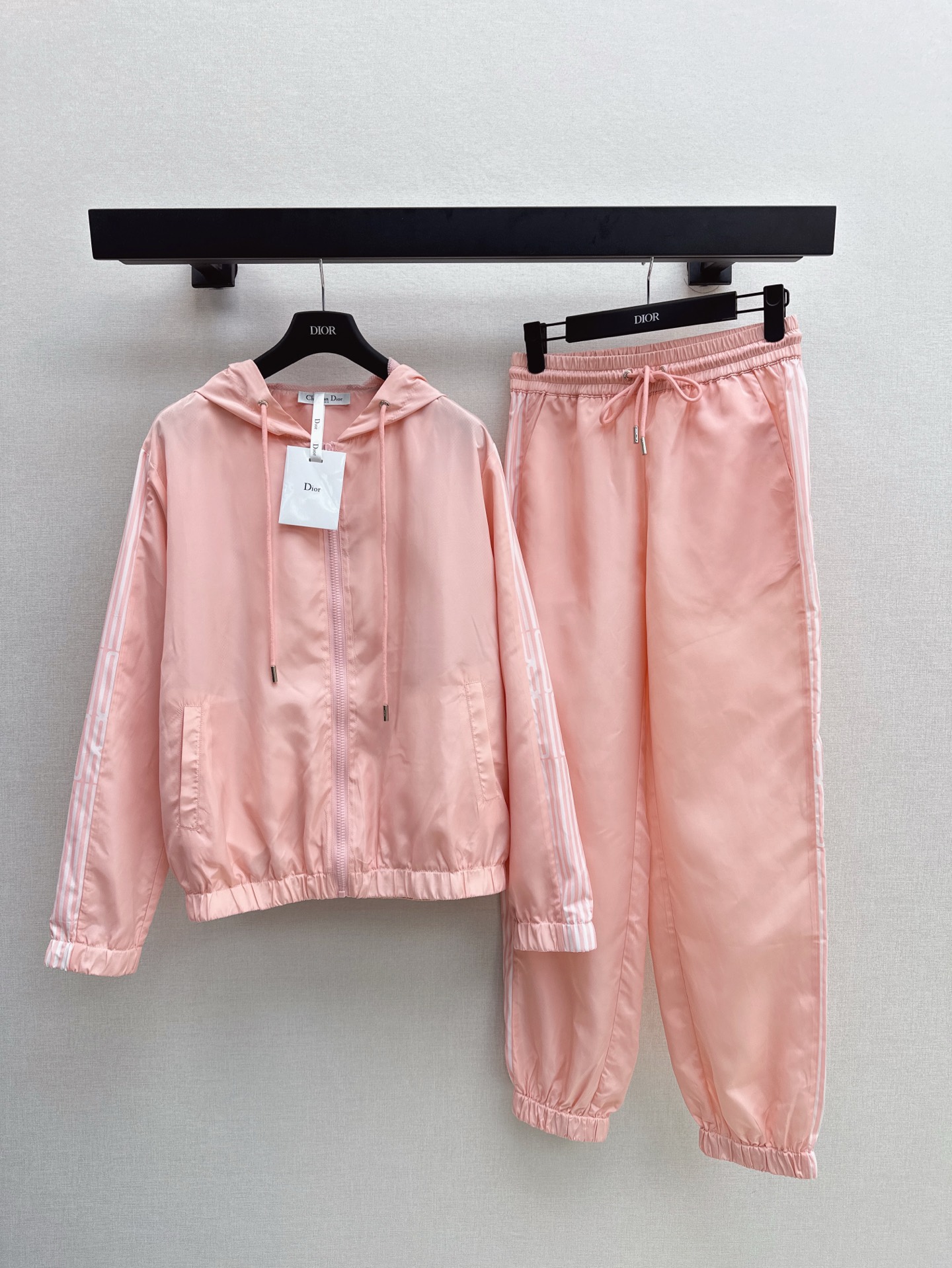 NO:324336,CD 25Ss————The latest casual and fashionable suits in spring and summer, hooded windbreaker jacket   elastic waist casual pants. Another fashion expert’s favorite. Details are exquisite. Every piece is full of surprise. Casual suits. High fashion craftsmanship. The style is absolutely unique. No body picking. Practical and versatile. Combination of comfort and function. Strong push. One set. Two colors are available for sale in stock. Sml, Jackets & coats, Hats, Alexander wang.19860909CD 25Ss————春夏最新款休闲时髦套装连帽风衣外套 松紧腰休闲裤 又一款时尚达人的心头好 细节精致 每一件到手都是惊喜满溢 休闲套装 高级时装工艺 版型绝绝子 不挑身材 实用百搭 舒适与功能相结合 强推入手 一套出 两色现货发售sml,,jackets & coats,hats,alexander wang,Women's clothing