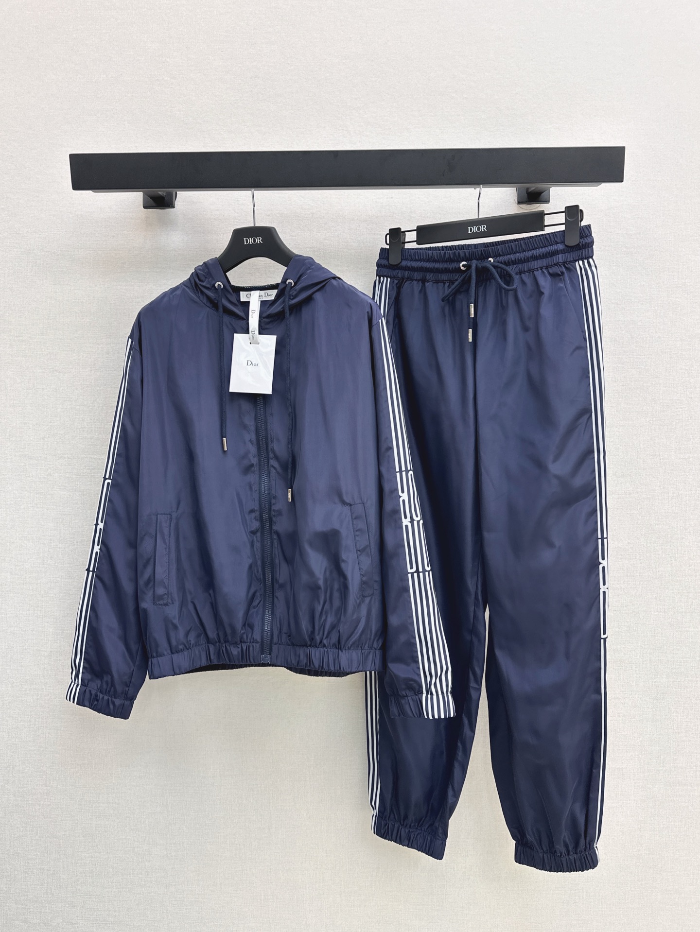 NO:324338,CD 25Ss————The latest casual and fashionable suits in spring and summer, hooded windbreaker jacket   elastic waist casual pants. Another fashion expert’s favorite. Details are exquisite. Every piece is full of surprise. Casual suits. High fashion craftsmanship. The style is absolutely unique. No body picking. Practical and versatile. Combination of comfort and function. Strong push. One set. Two colors are available for sale in stock. Sml, Jackets & coats, Hats, Alexander wang.19860909CD 25Ss————春夏最新款休闲时髦套装连帽风衣外套 松紧腰休闲裤 又一款时尚达人的心头好 细节精致 每一件到手都是惊喜满溢 休闲套装 高级时装工艺 版型绝绝子 不挑身材 实用百搭 舒适与功能相结合 强推入手 一套出 两色现货发售sml,,jackets & coats,hats,alexander wang,Women's clothing