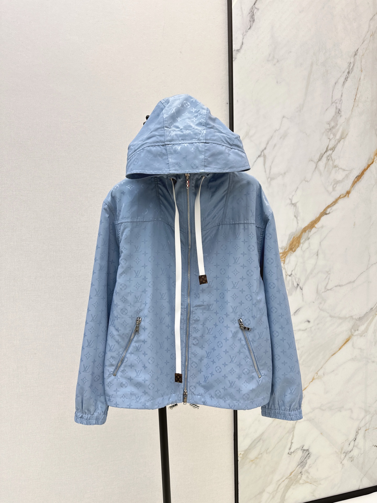 NO:324335,Recommended single models L home 25Ss————The latest spring and summer haze blue Monogram jacquard parka hooded jacket is handsome, fashionable, low-key, temperament, luxury and high-end drawstring hood loose H-style versatile and not picky. Original custom technology jacquard fabric texture light and breathable. Full set of mold opening hardware accessories. One color spot sml, louis vuitton, jackets & coats,hats,alexander wang19860909爆单款推荐 L家 25Ss————春夏最新款雾霾蓝Monogram提花派克连帽外套帅气又时髦低调气质又奢华高级 抽绳风帽宽松H版型百搭不挑人 原版定制科技提花面料质感轻盈透气 全套开模五金配件 一色现货发售sml,,louis vuitton,jackets & coats,hats,alexander wang,Women's clothing