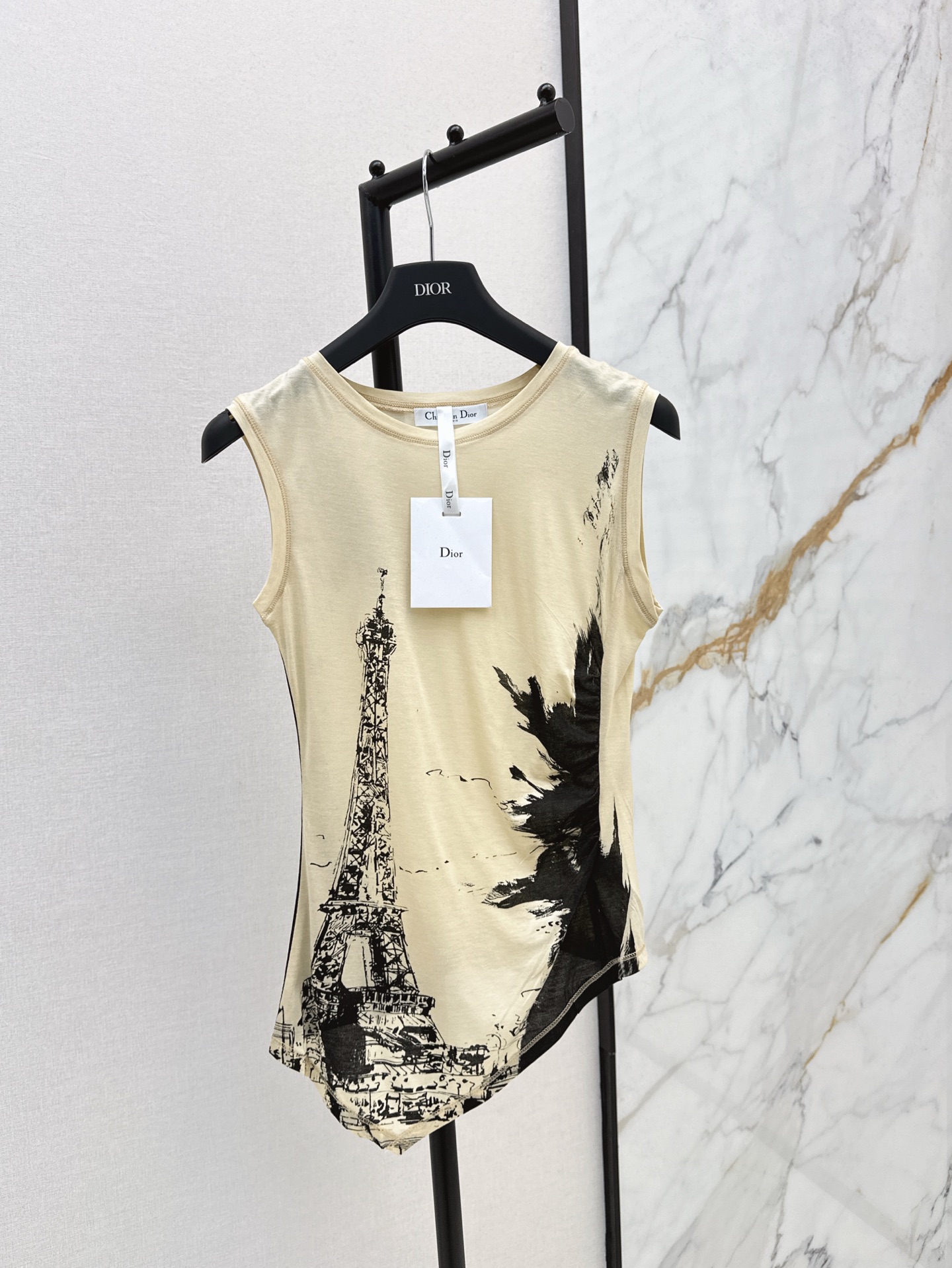 NO:324323,CD 25Ss————The latest spring and summer style Paris Tower printed irregular sleeveless vest, three-dimensional cut irregular style, with slimming effect, cotton fabric is elastic and comfortable, everyday matching items, good-looking items, single wear or base wear rate 100% in one color, sml, alexander wang19860909CD 25Ss————春夏最新款巴黎铁塔印花不规则无袖背心 立体剪裁不规则版型自带显瘦效果 棉质面料有弹性上身很舒服 日常出街随意搭配都好看的单品 单穿或者打底实穿率百分百 一色现货发售sml,,alexander wang,Women's clothing