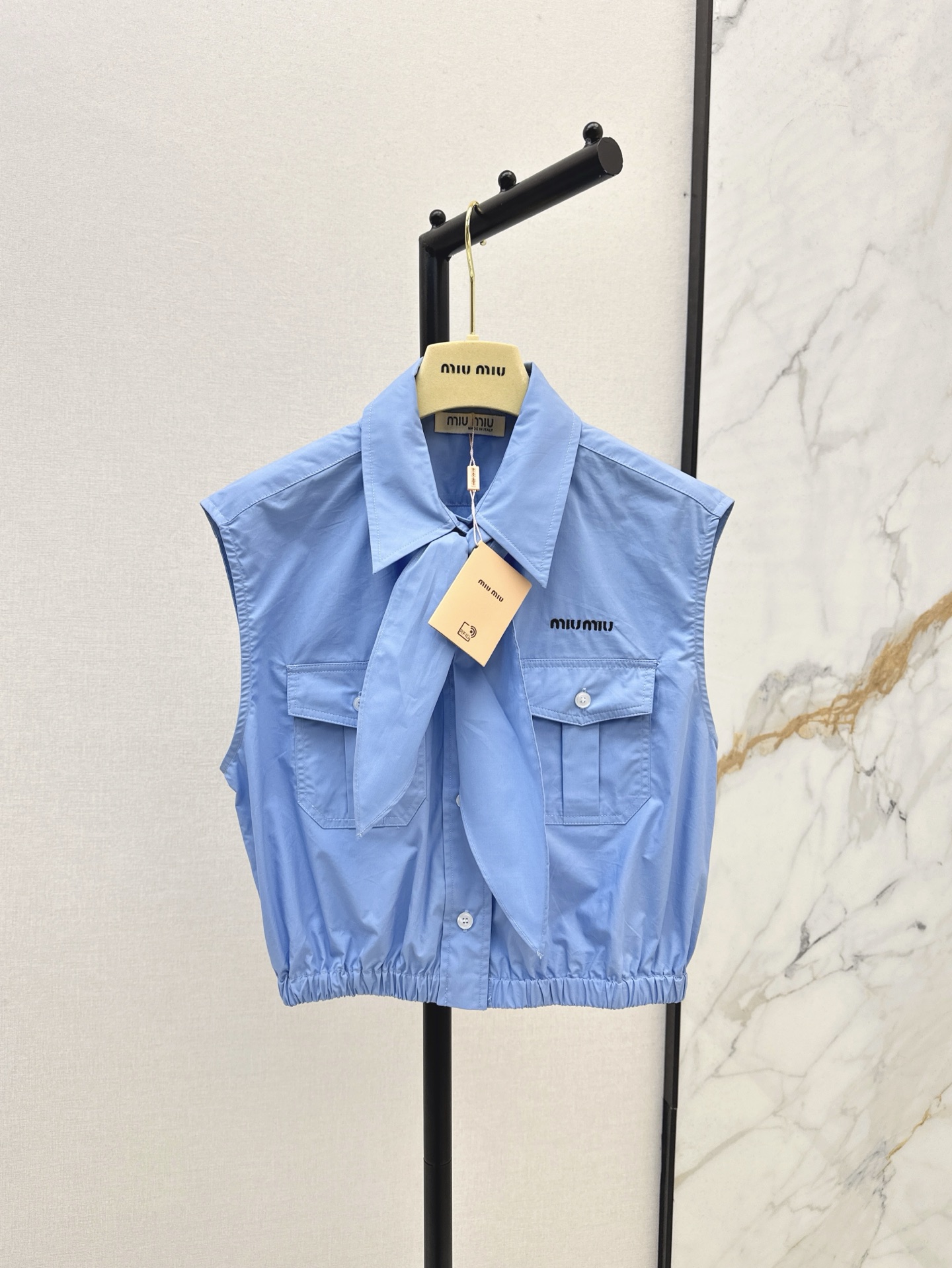 NO:324307,Miu 25Ss————The latest spring and summer bow tie vest shirts, fashionable top-school students, must-have artifacts for reducing age, cute girlish style, small short double pocket design, sweet and salty temperament, age-reducing items, classic elastic waist style, versatile and not picky, customized imported cotton shirt fabric, two colors for sale in stock, sml, miumiu,shirts, alexander wang19860909减龄缪系穿搭 Miu 25Ss————春夏最新款领结背心衬衫时髦尖子生减龄必备神器 可爱少女风气质小短款双口袋设计 可甜可盐气质减龄单品 经典松紧腰版型百搭不挑人 定制进口纯棉衬衫面料 两色现货发售sml,,miumiu,shirts,alexander wang,Women's clothing