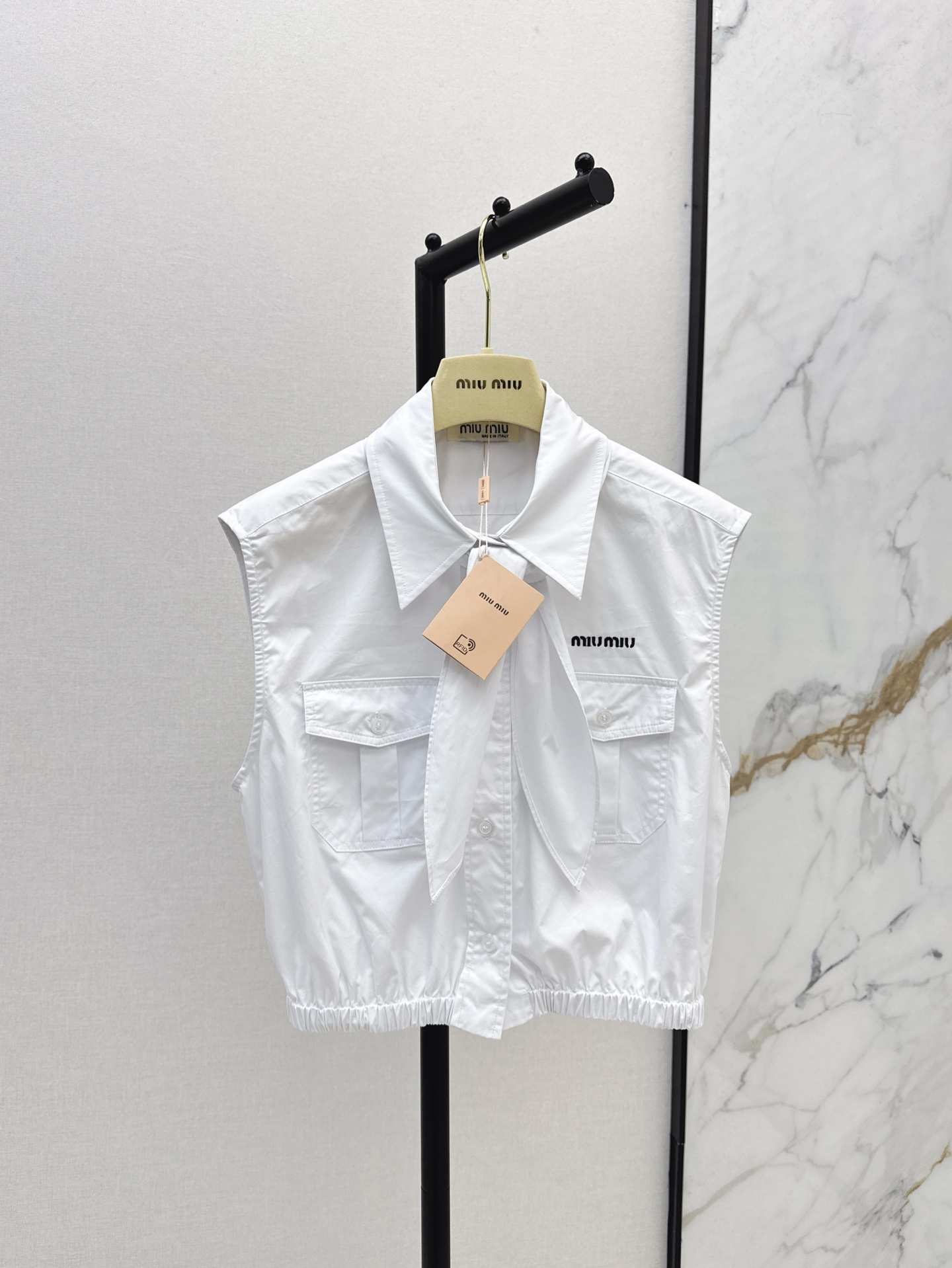 NO:324313,Miu 25Ss————The latest spring and summer bow tie vest shirts, fashionable top-notch students, must-have artifacts for reducing age, cute girlish style, small short double pocket design, sweet and salty temperament, age-reducing items, classic elastic waist style, versatile and not picky, customized imported cotton shirt fabric, two colors for sale in stock, sml, miumiu,shirts, alexander wang19860909减龄缪系穿搭 Miu 25Ss————春夏最新款领结背心衬衫时髦尖子生减龄必备神器 可爱少女风气质小短款双口袋设计 可甜可盐气质减龄单品 经典松紧腰版型百搭不挑人 定制进口纯棉衬衫面料 两色现货发售sml,,miumiu,shirts,alexander wang,Women's clothing