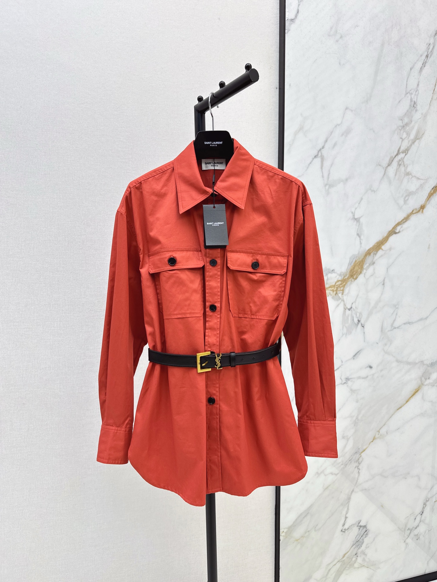 NO:325886,270SL 25Ss————The latest spring and summer woven twill pure cotton belt shirt, fresh and age-reducing, concave style recommendation, awesome temperament, double pocket decoration, loose style, great cut, easy to wear, fashionable, matched with logo leather belt, highlighting the slim waist, the upper body is a girl with temperament, crisp and stylish, simple and elegant, very inclusive, super hidden flesh, one-color sml 92,,loro piano,alexander wang19860909270SL 25Ss————春夏最新款定织斜纹纯棉腰带衬衣 清新减龄 凹造型推荐 绝绝子的气质感 双口袋装饰 宽松版型整个剪裁很棒 轻松穿出时髦感 搭配logo皮腰带更是突显小蛮腰 上身就是气质女孩 挺括有型 简约大气高级 非常包容身材超级藏肉 一色现货发售sml 92,,loro piana,alexander wang,Women's clothing