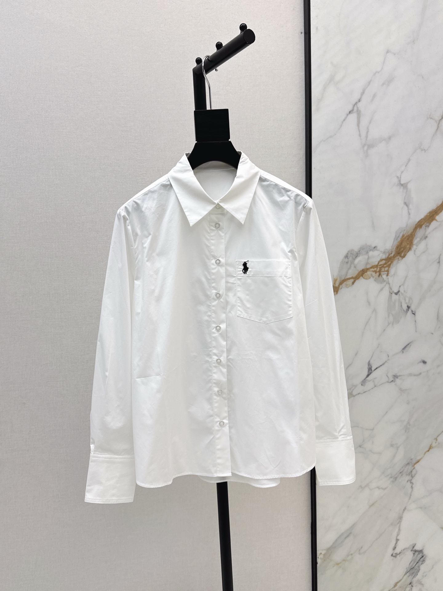 NO:325857,RL 25Ss————A new spring and summer logo embroidery decoration minimalist style shirts show temperament. Classic style cuts. Whether paired with skirts or pants, you can make your legs look longer. Randomly lazy. SML is available in stock. 9,,skirts,shirts,alexander wang19860909RL 25Ss————春夏新款logo刺绣装饰极简风衬衫很显气质 经典的版型剪裁 不管是搭配半裙或者裤子都可以显长腿比例 随意慵懒 一色现货发售sml 9,,skirts,shirts,alexander wang,Women's clothing