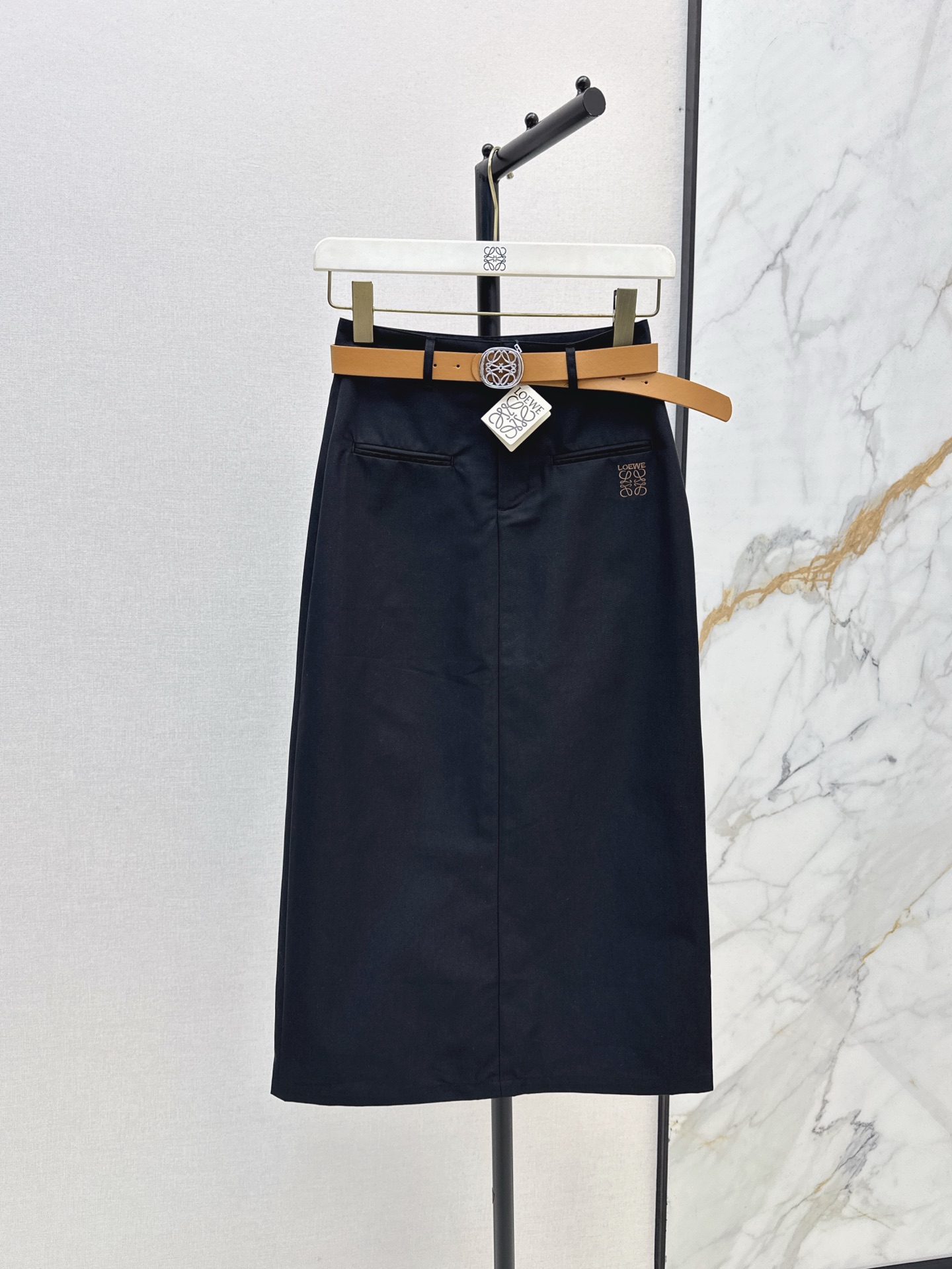 NO:325859,Fashionable item Loe 25Ss————The latest spring and summer delivery belt decorate long skirt. A long skirt that is knocked on the upper body. It is very hiding and high. The length is to the ankle. The flesh covering the legs. The visual feeling is very high when walking. The delivery belt is in two colors for sale. SML, loewe, skirts, alexander wang19860909时髦感单品 Loe 25Ss————春夏最新款配送腰带装饰长款半裙 上身敲爱的一条长款半裙 非常藏肉同时又显高 长度到脚踝部份 遮住腿部的肉肉 行走间视觉感非常显高 配送腰带去两色现货发售sml,,loewe,skirts,alexander wang,Women's clothing